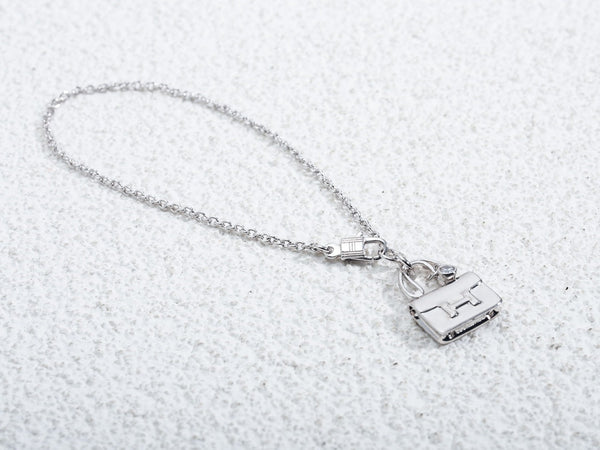 AMULETTE CONSTANCE PEDANT SILVER NECKLACE
