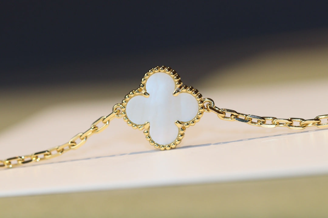 CLOVER 20 MOTIFS WHITE MOP GOLD
