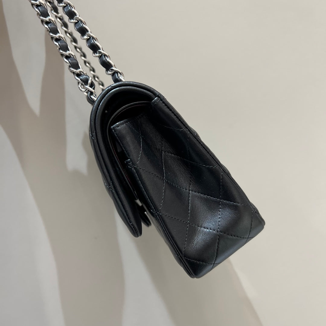 FLAP BAG 25CM HARDWARE BLACK LAMBSKIN