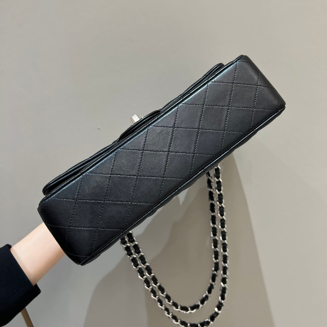 FLAP BAG 25CM HARDWARE BLACK LAMBSKIN