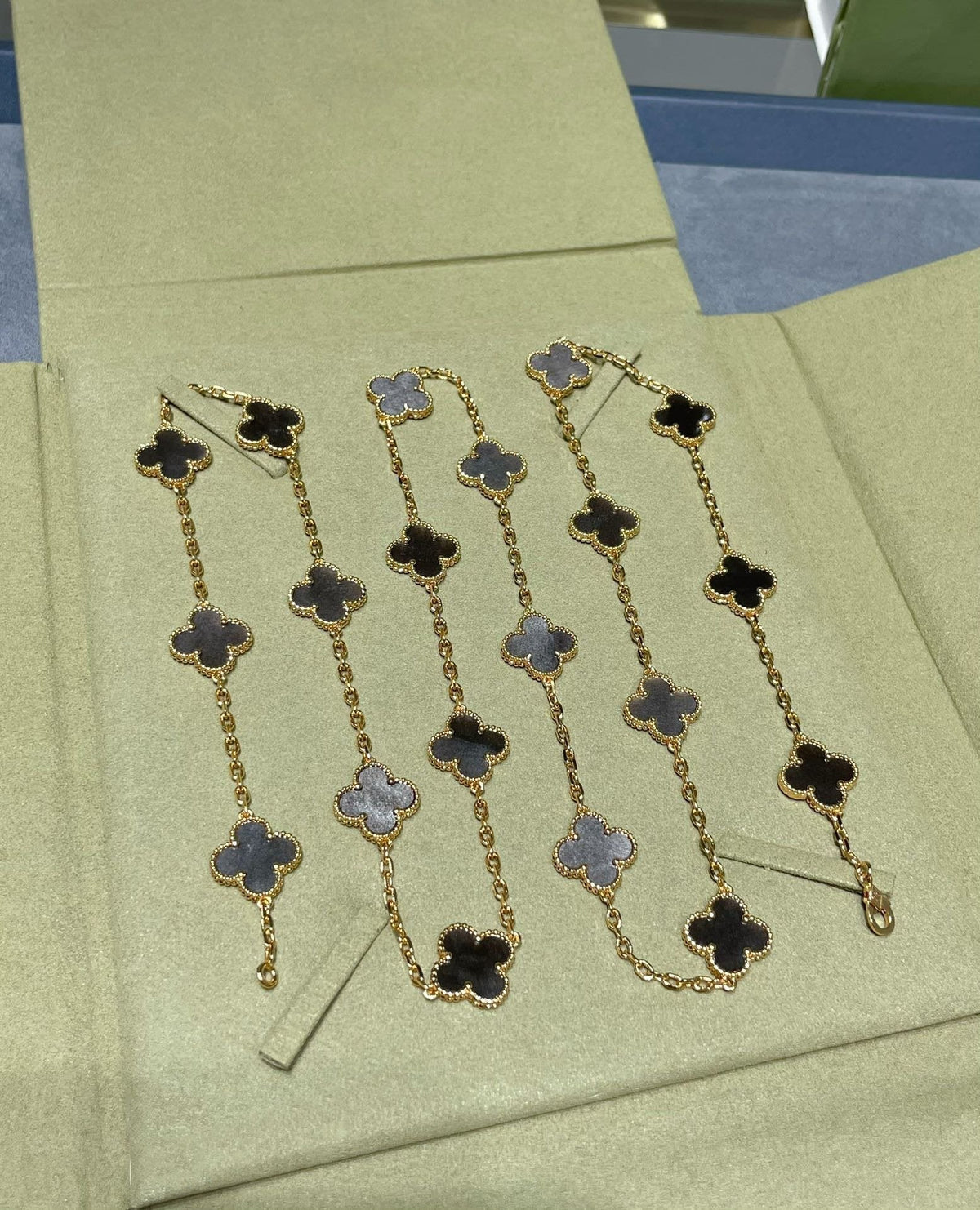 CLOVER 20 MOTIF GREY MOP PINK GOLD NECKLACE