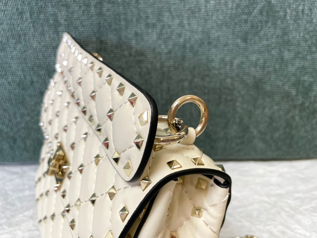 garavani rockstud spike medium 24cm white lambskin