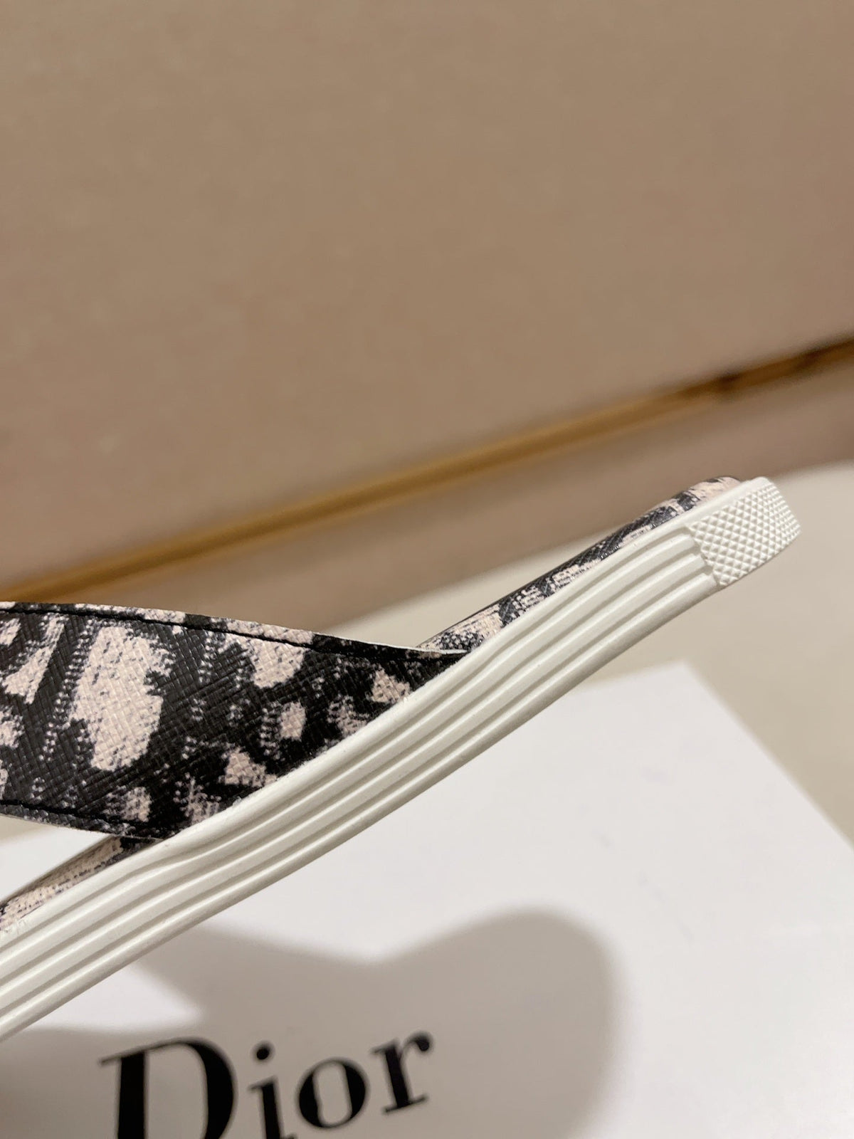 CD ALIAS THONG BLACK AND BEIGE JACQUARD