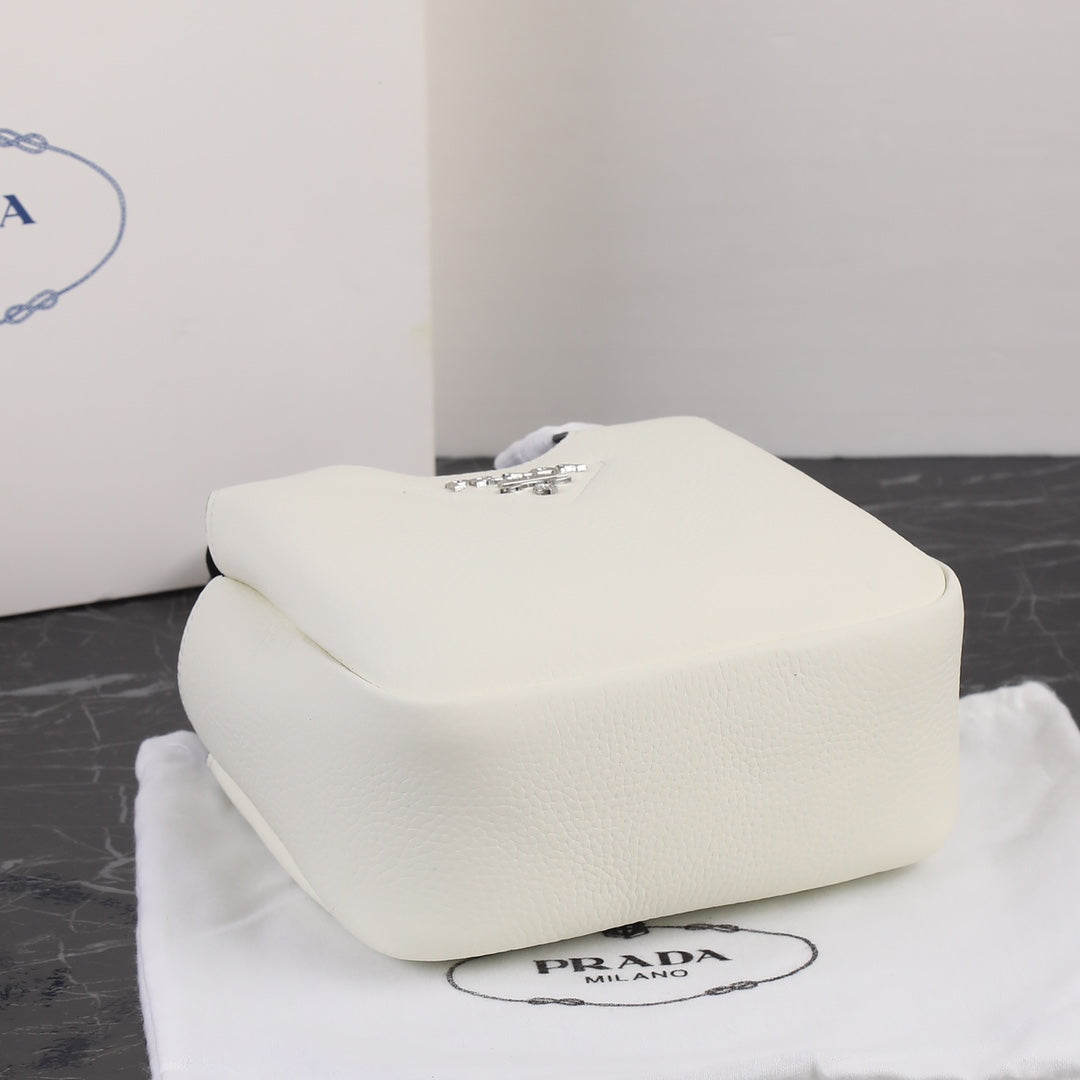 PRA 18 DYNAMIQUE LOGO TOTE BAG IN WHITE CALFSKIN