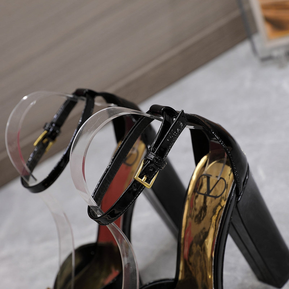 Open Toe Pump With One Stud Gold Patent Black Leather 130MM