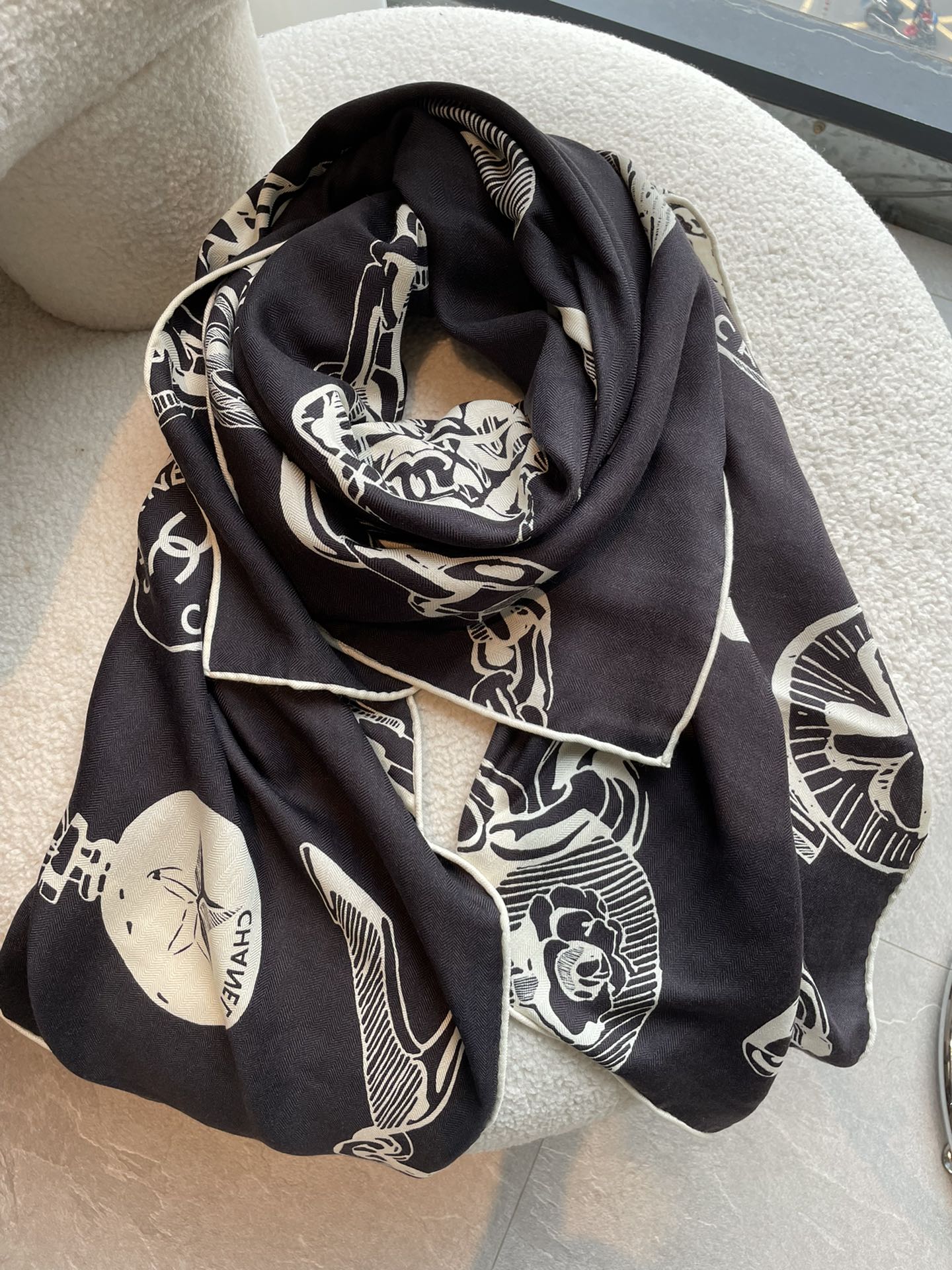 CC Square Scarf 140 CM In Black White Silk  421549