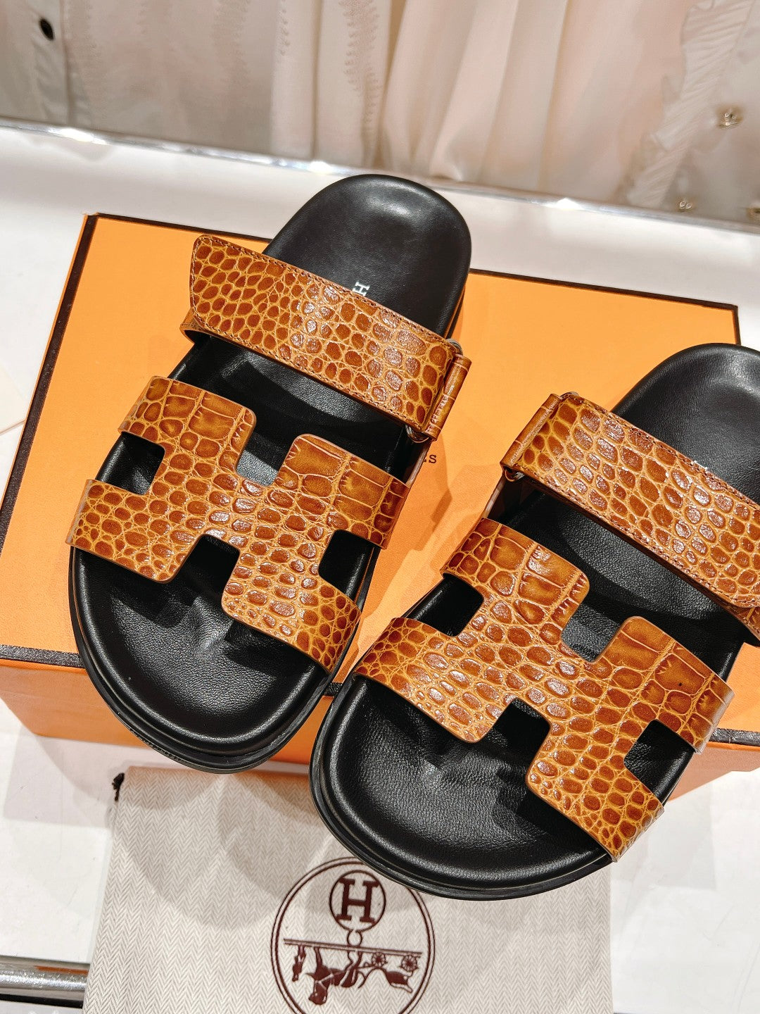 CHYPRE SANDAL BLACK AND BRIGHT BROWN LAMBSKIN