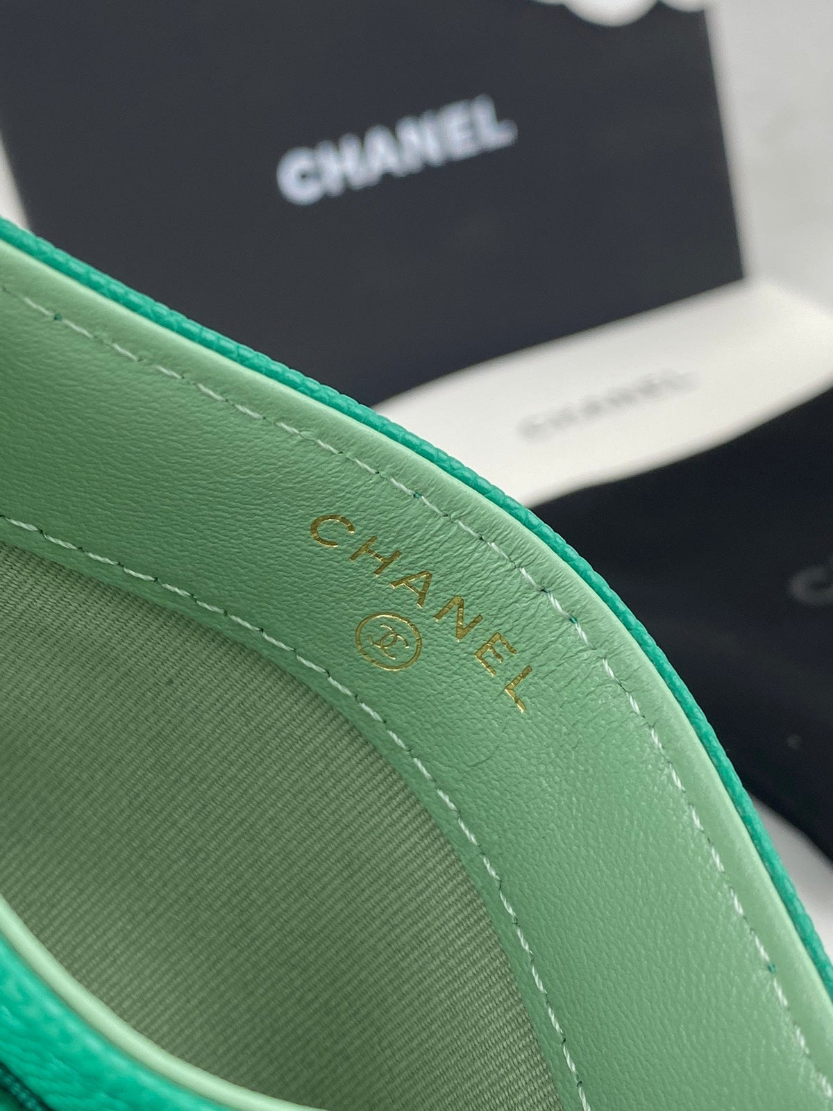 CC CARD HOLDER 19.5 EMERALD GRAINED CALFSKIN GOLD ICON