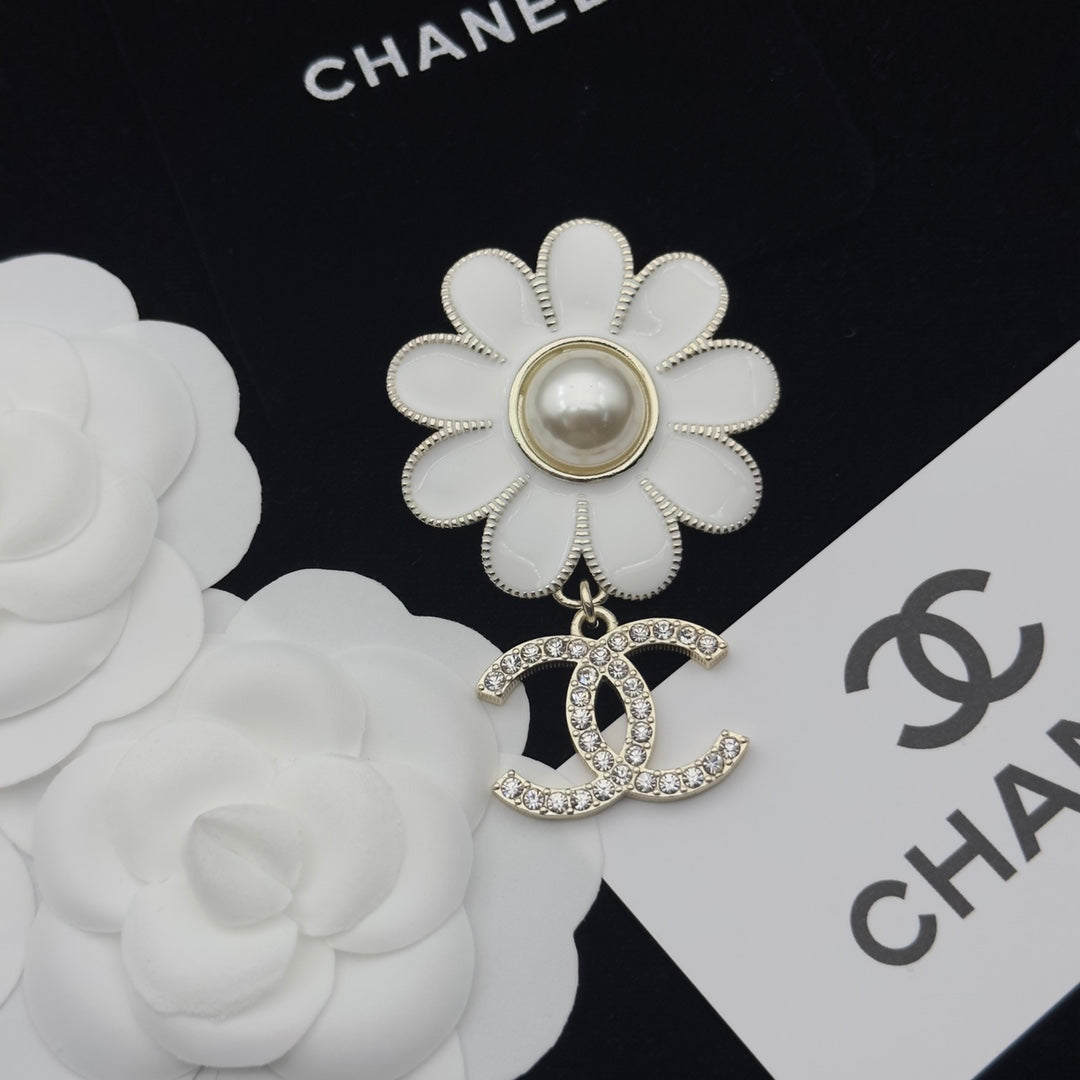 CC Brooch Gold White 173225
