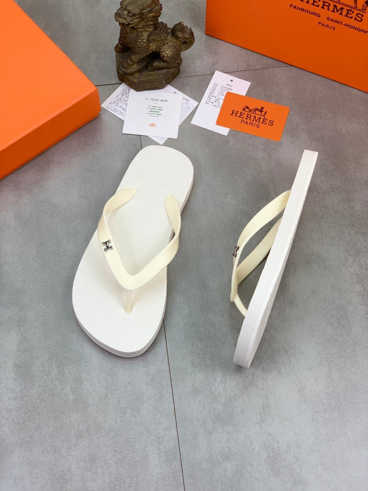 HM THONG SLIPPERS WHITE RUBBER