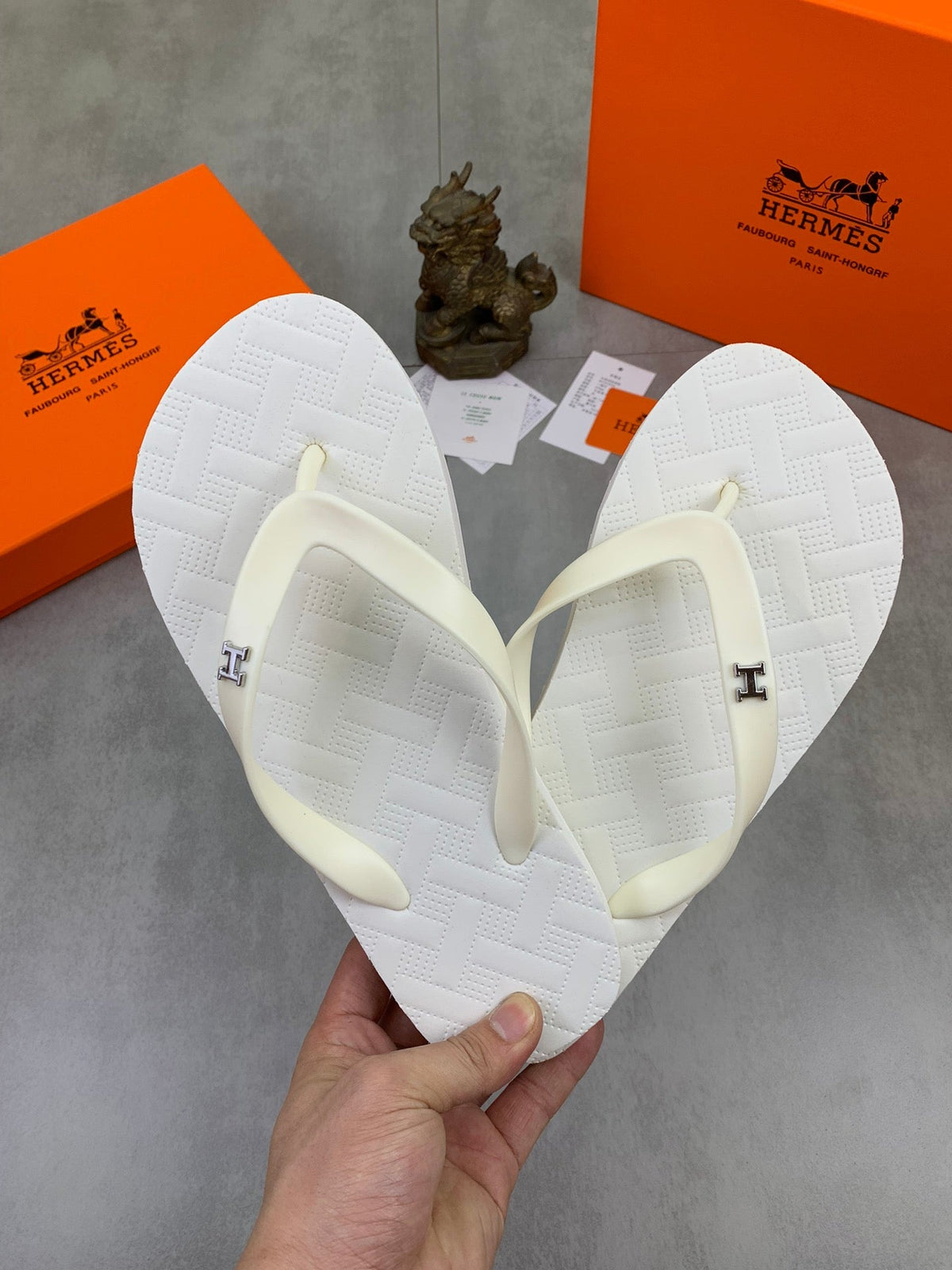 HM THONG SLIPPERS WHITE RUBBER