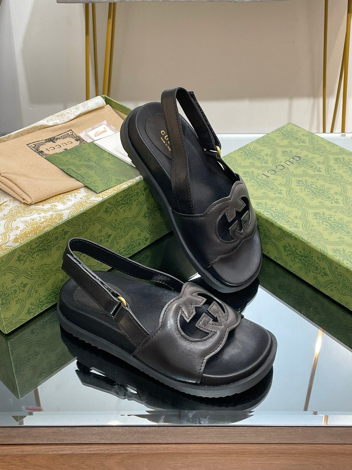 GG INTERLOCKING G CUT OUT SANDAL BLACK LAMBSKIN