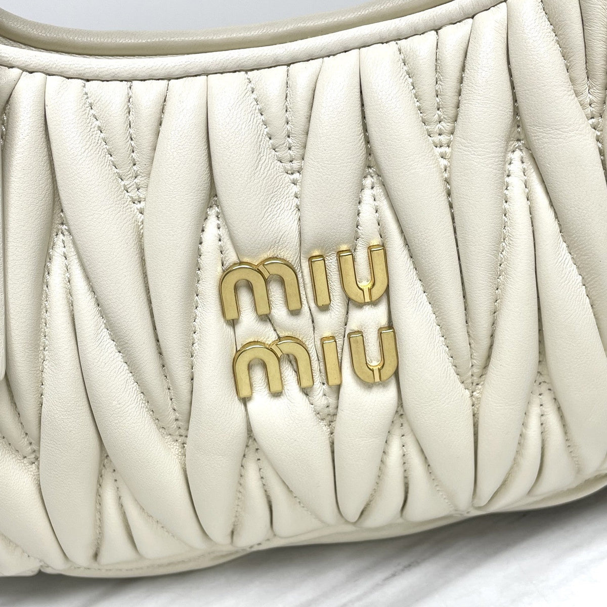 miuwander hobo 23 white matelasse leather
