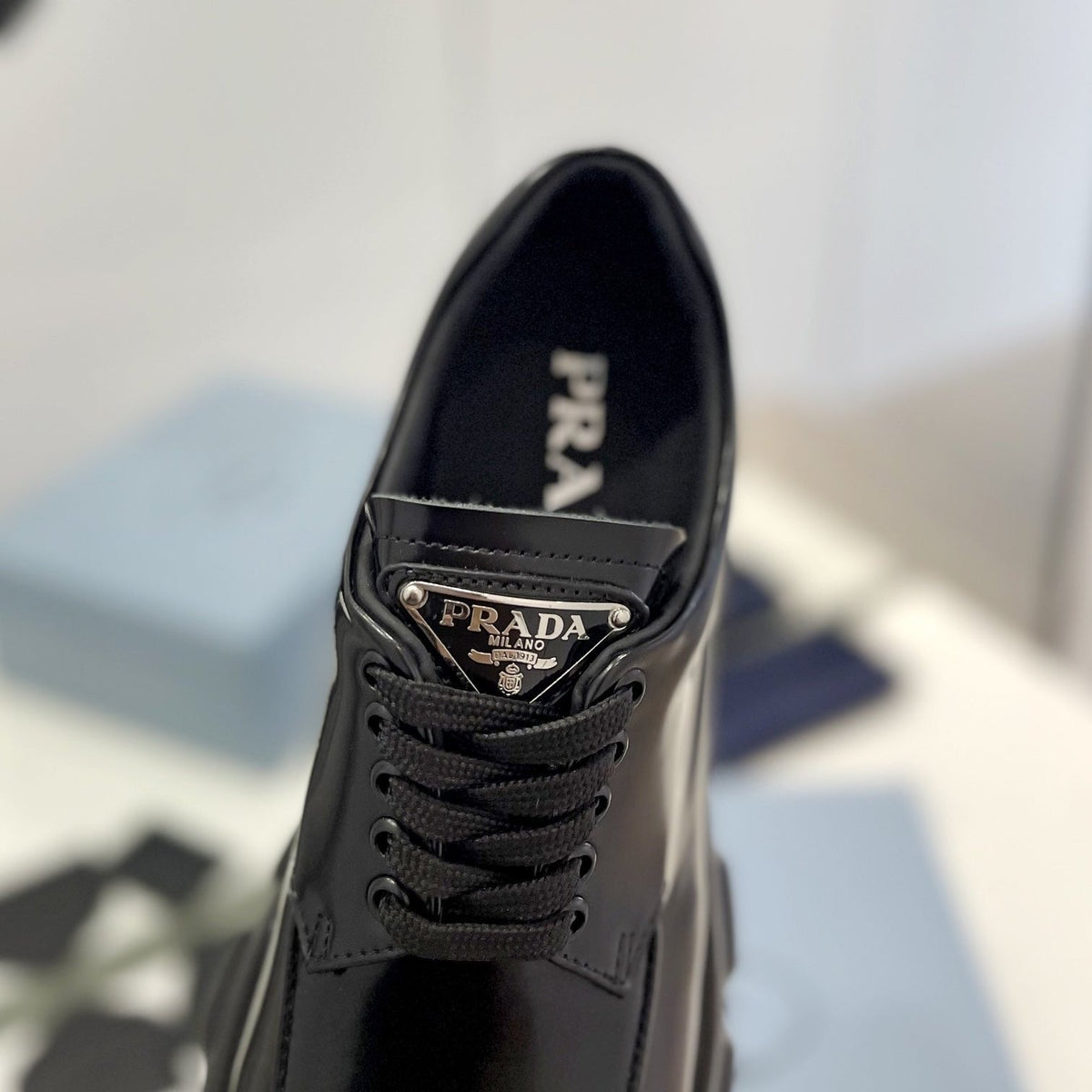 MONOLITH LACE-UP LOAFER IN BLACK CALFSKIN ATTACHED TRIANGLE LOGO