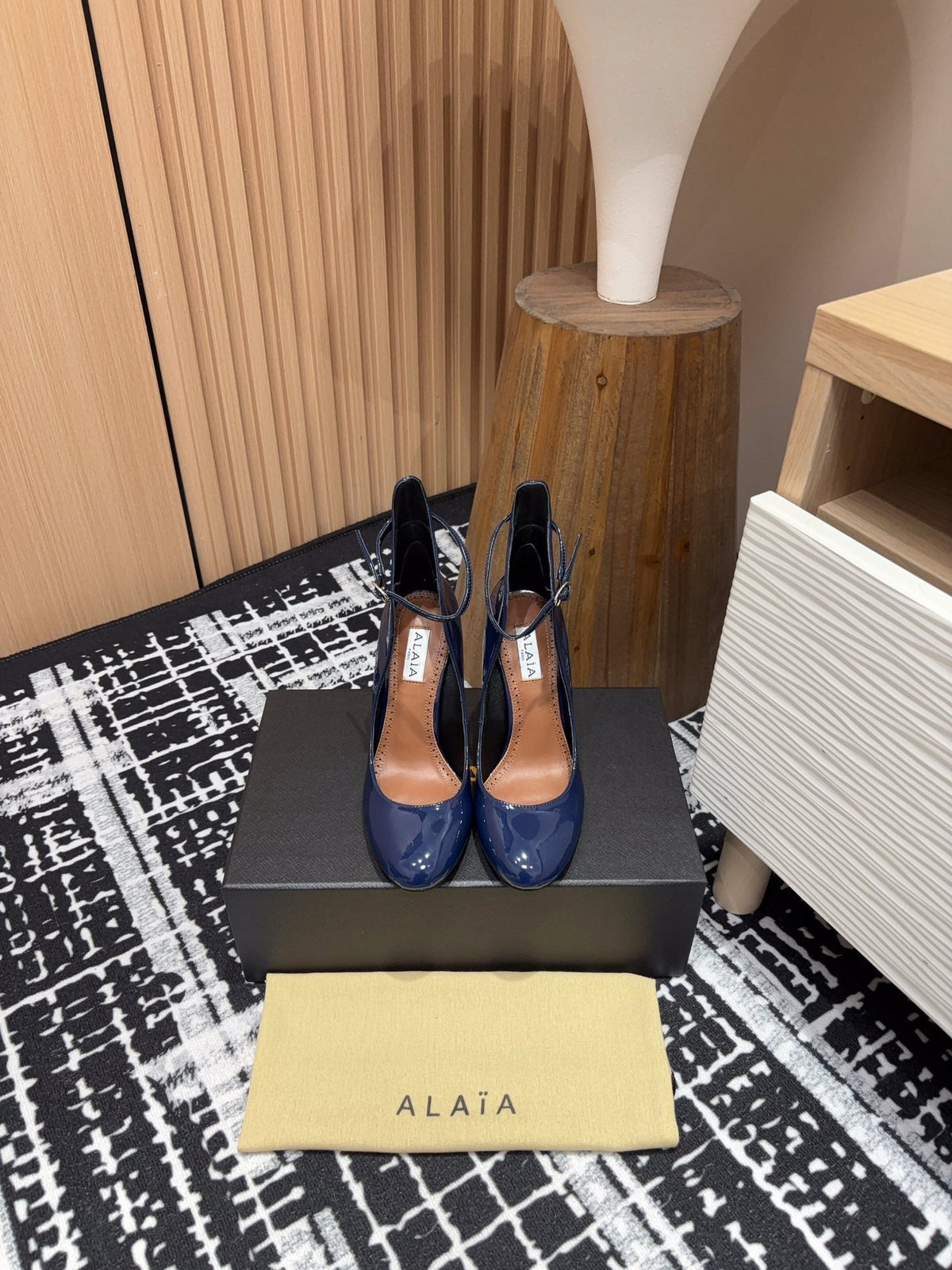 Alaia Decollete Pumps 105mm In Navy Blue Glossy Cowhide 121912