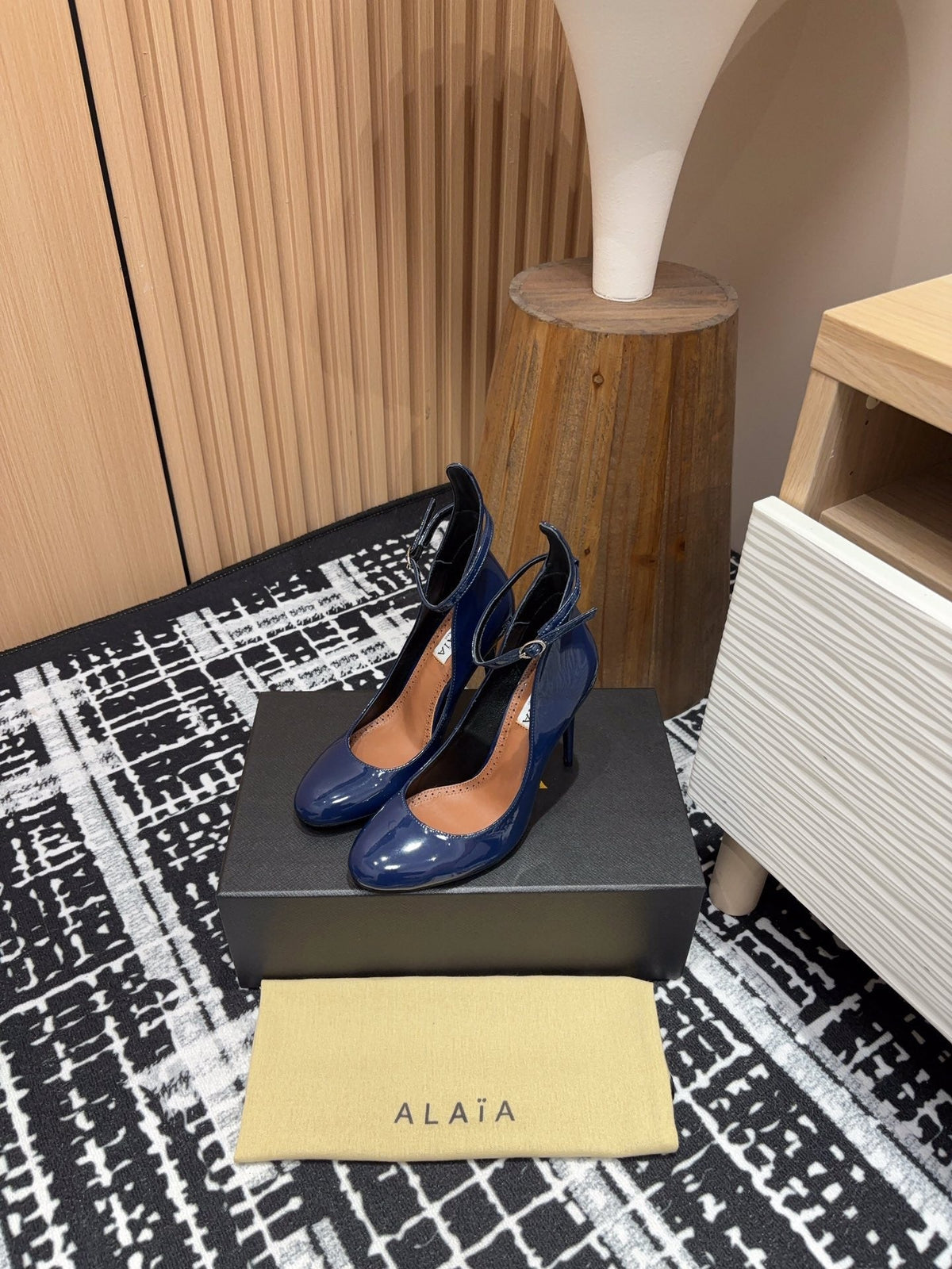 Alaia Decollete Pumps 105mm In Navy Blue Glossy Cowhide 121912