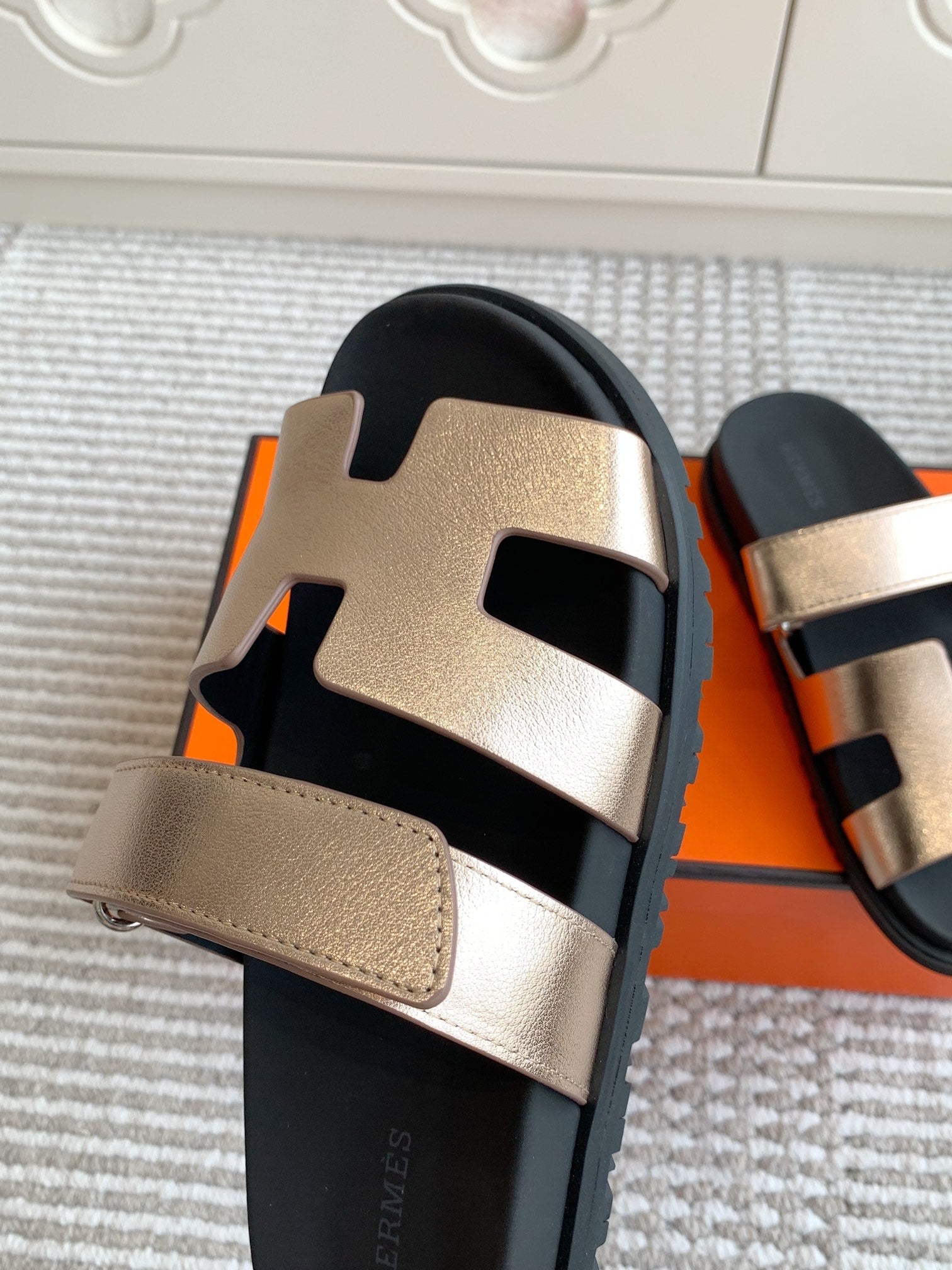 Hermes 2026 Chypre Sandal Grained Goatskin With Metallic Finish 982174