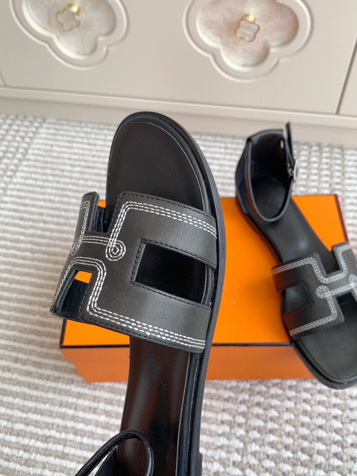 HM 25 Santorini Black Calfskin White Embroidery Thread