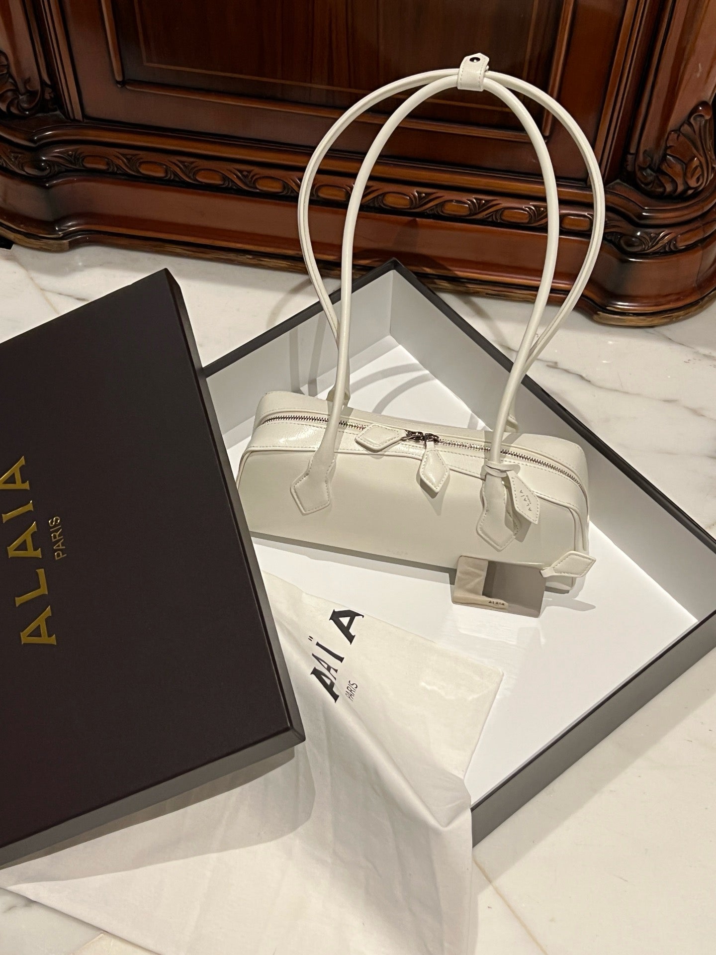 Alaia 2025 Le Teckel Bag 33cm White Lambskin