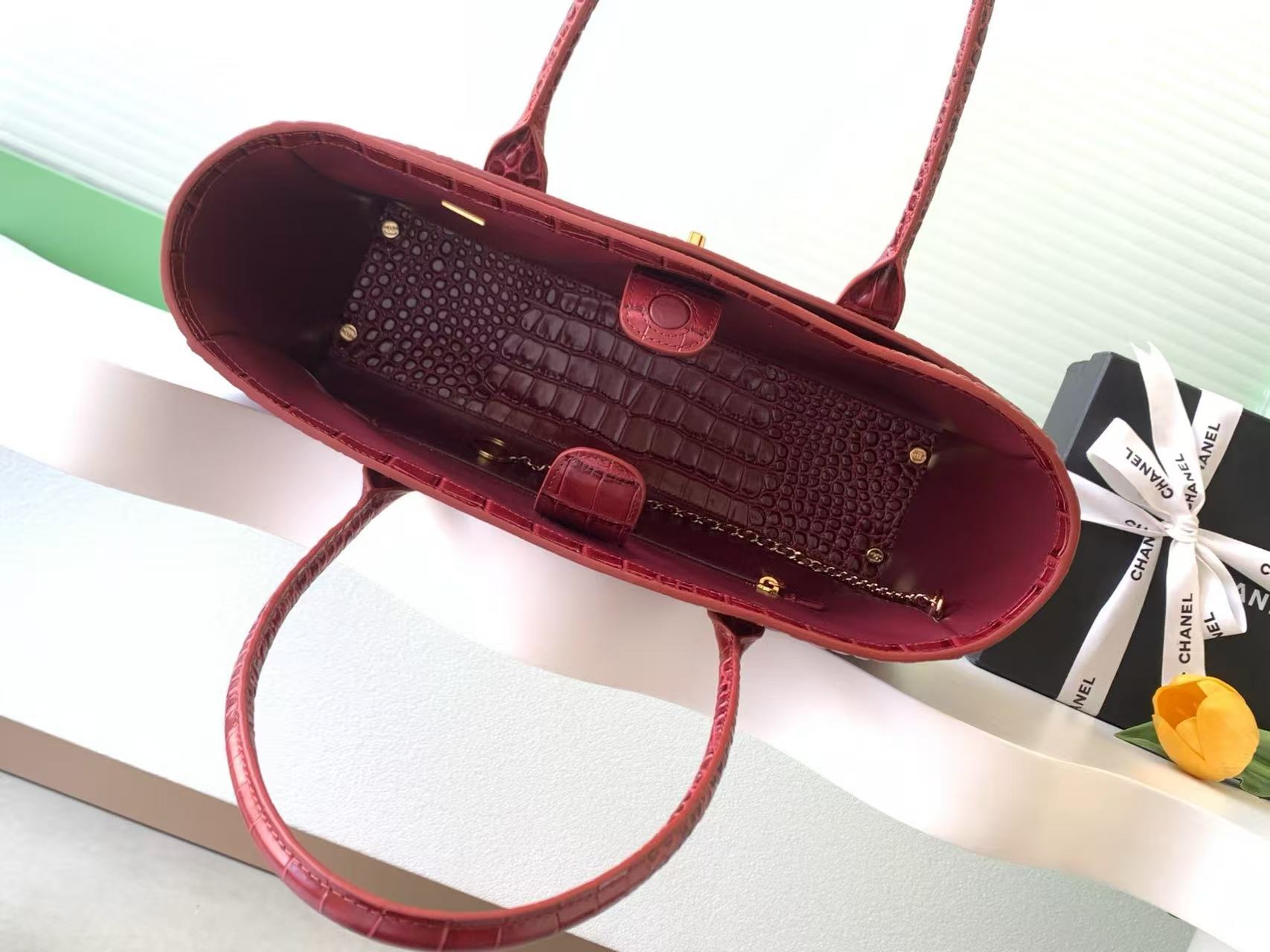 Chane 2026 Crocodile-embossed 40cm Bag Red Cowhide