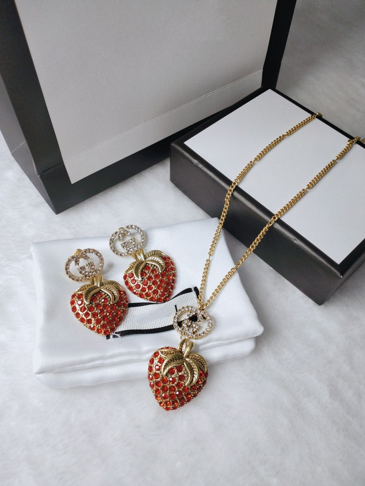 GG RED DIAMOND STRAWBERRY NECKLACE