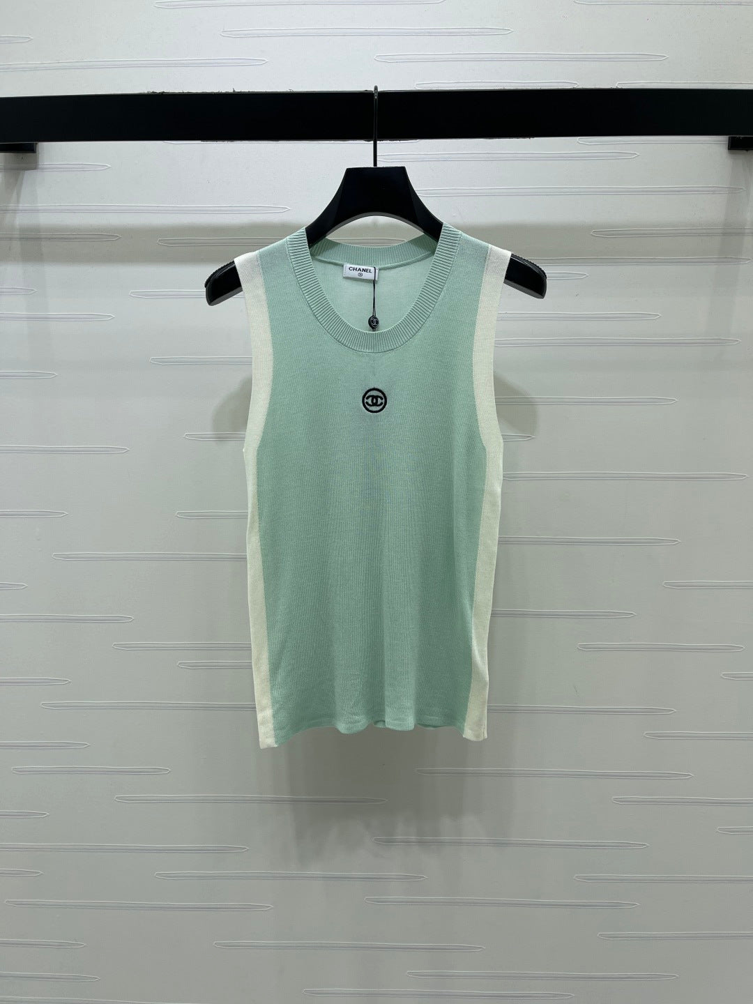 Chanel 2026 Color-blocked Knit Vest Tencel 390651