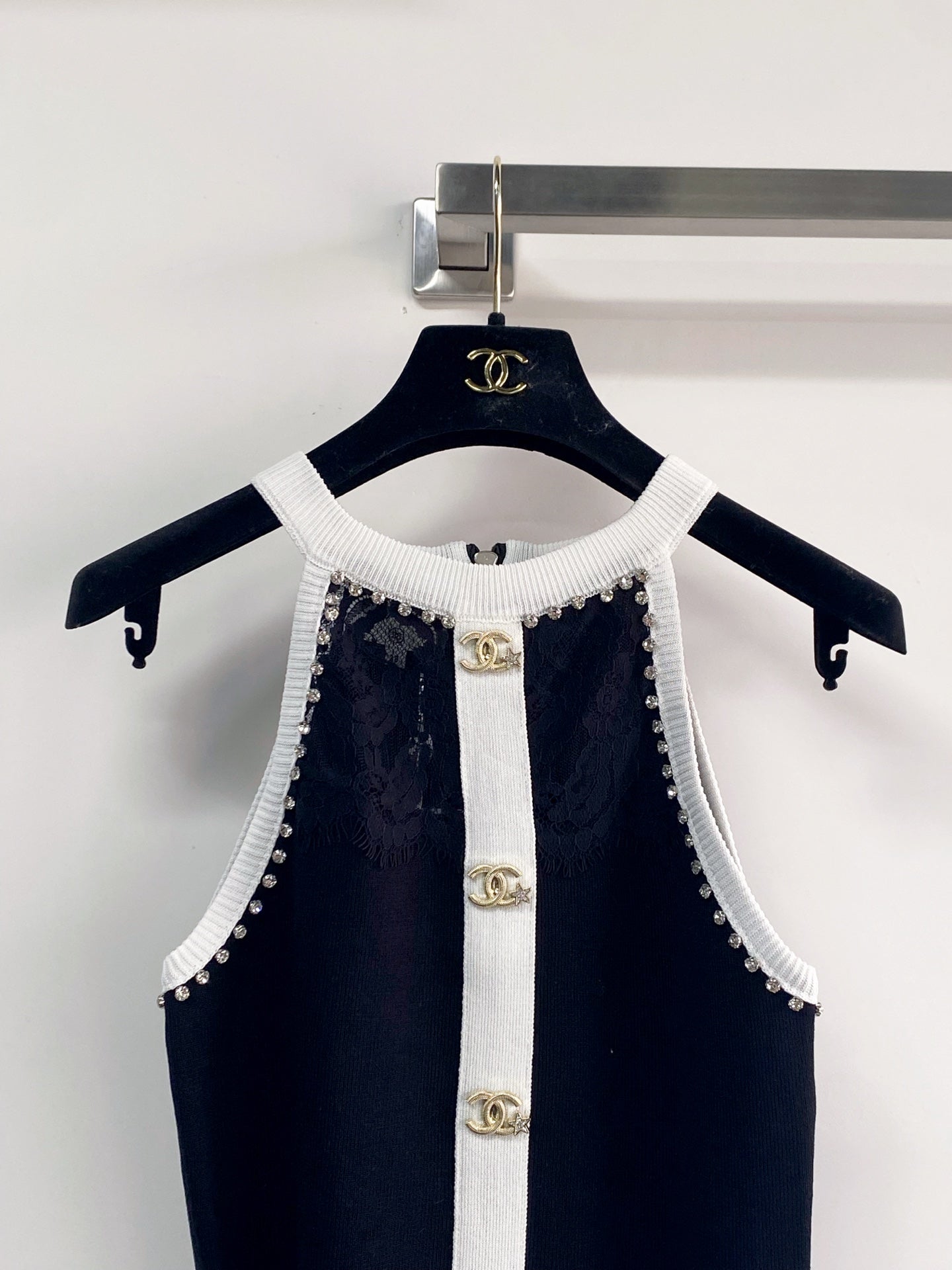 Chanel 2026 Color-Blocked Knitted Vest with Rhinestone-Studded 972720