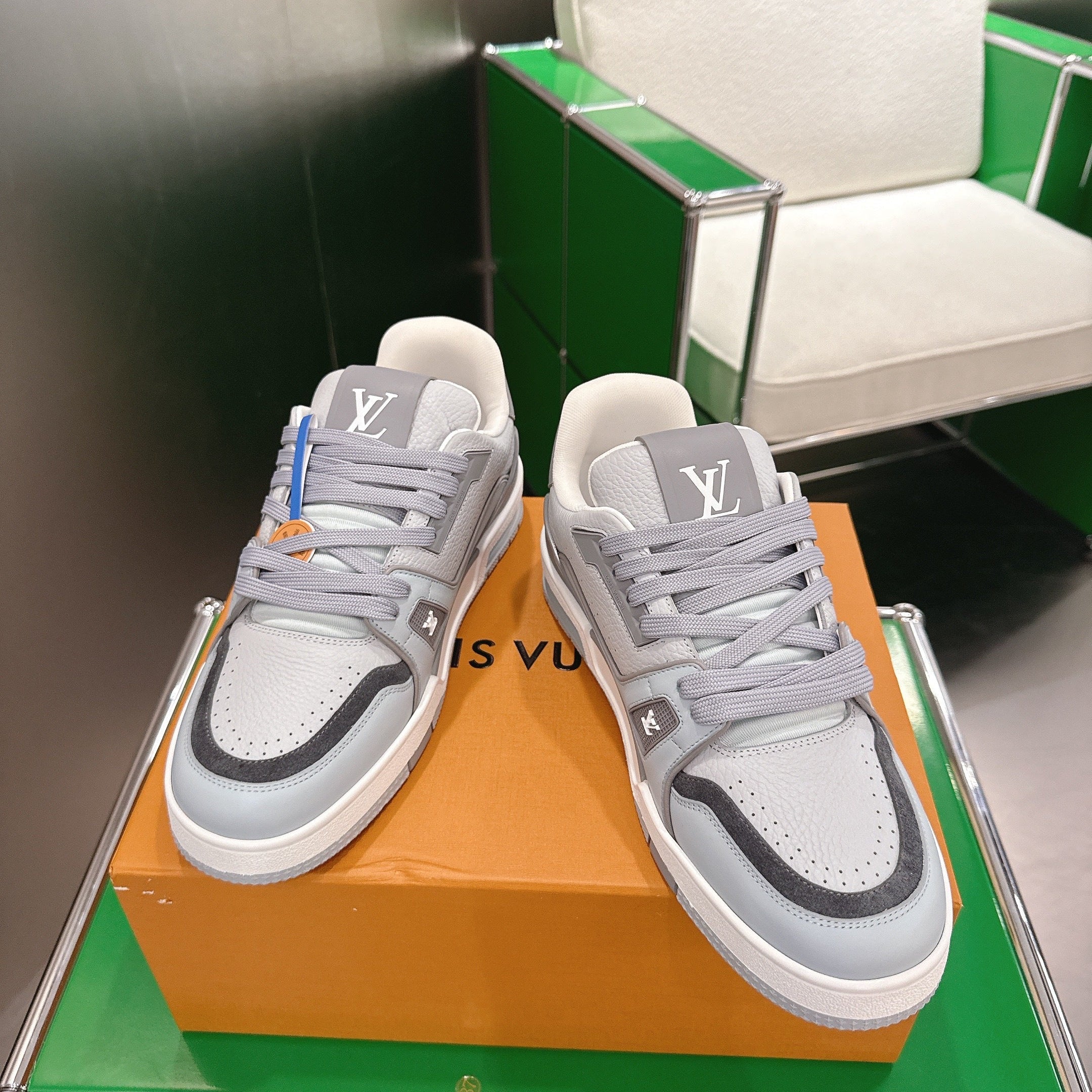 LV 26ss Trainer Sneakers Light Gray Cowhide 632148