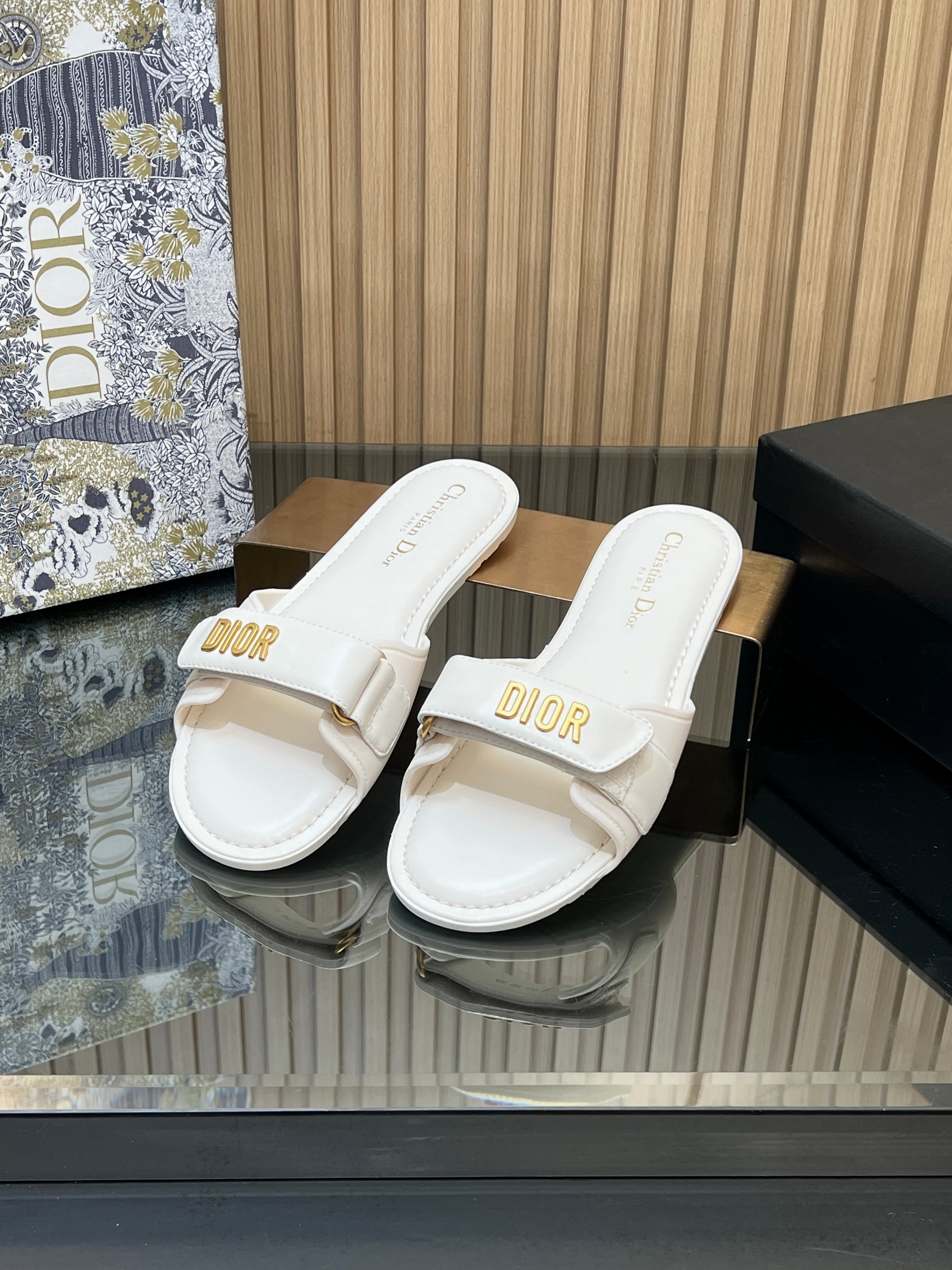 CD 26s Beach Sandals White Sheepskin 665320