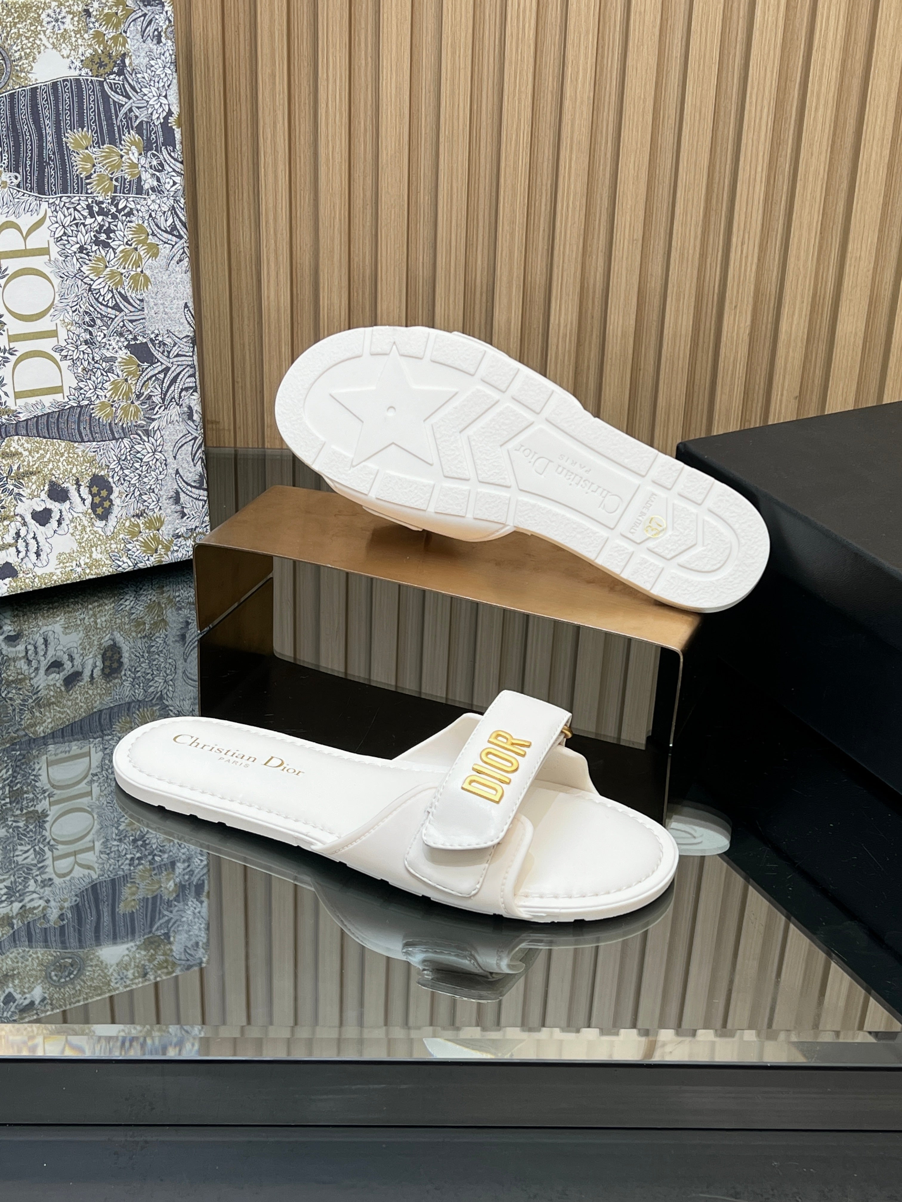 CD 26s Beach Sandals White Sheepskin 665320