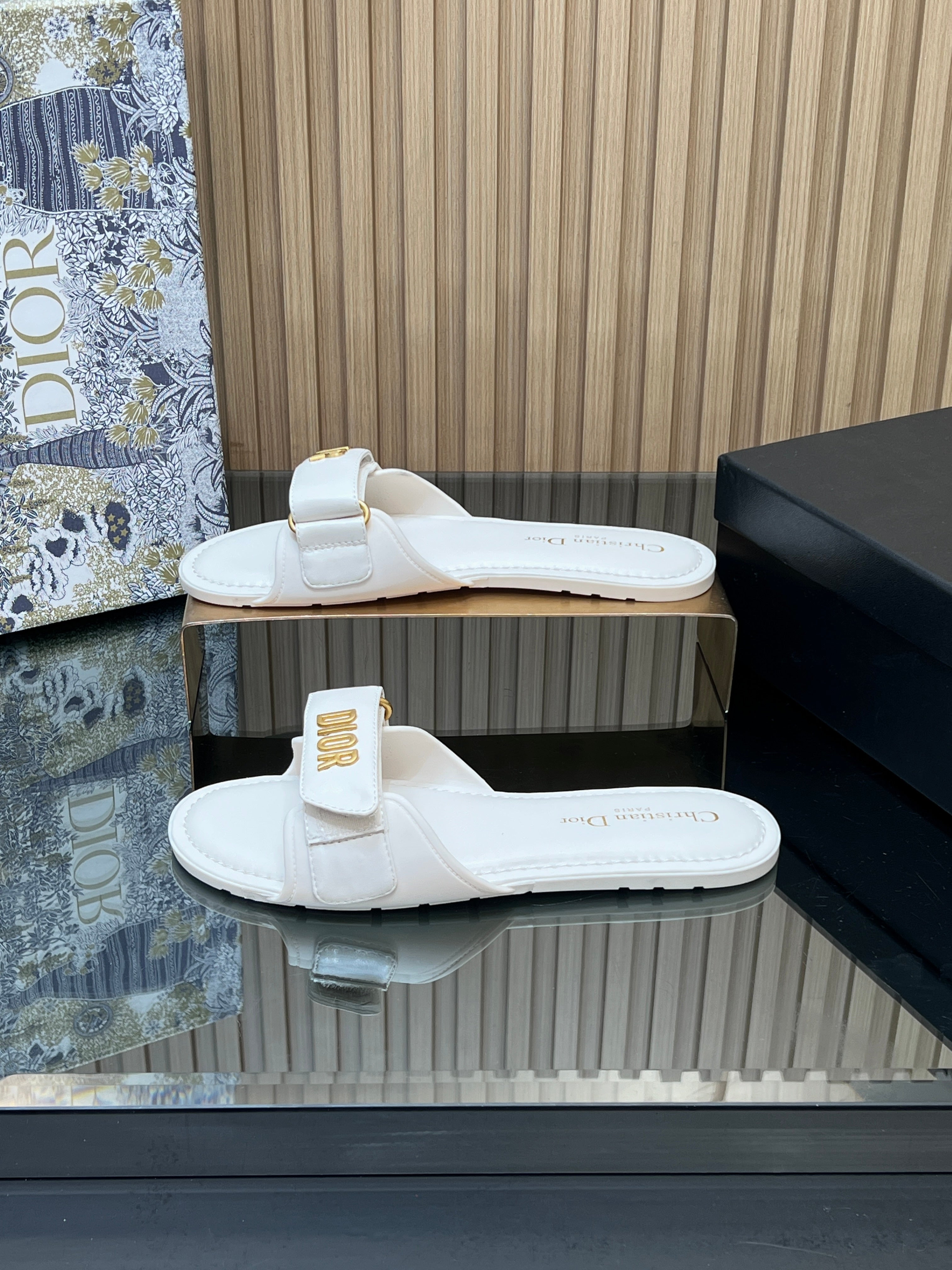 CD 26s Beach Sandals White Sheepskin 665320