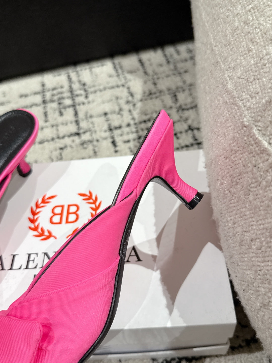 KNIFE LAVALIÃˆRE 45MM MULE IN BRIGHT PINK NYLON JERSEY