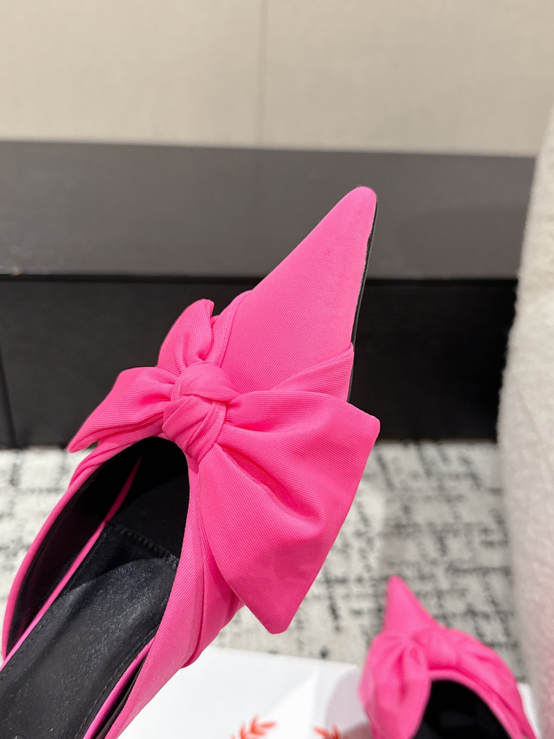 KNIFE LAVALIÃˆRE 45MM MULE IN BRIGHT PINK NYLON JERSEY