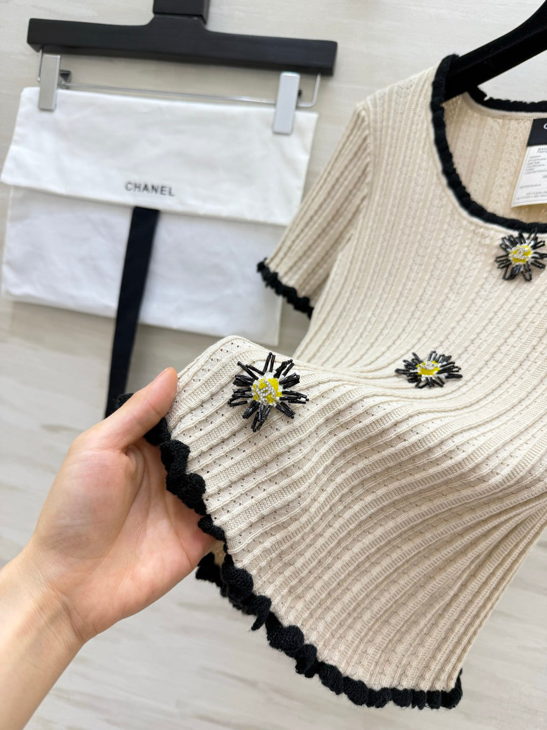 Chanel 2026 Daisy Stitched Knit Short-Sleeve Top Beige Black Cotton 394191