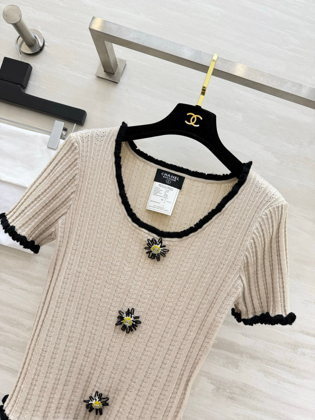 Chanel 2026 Daisy Stitched Knit Short-Sleeve Top Beige Black Cotton 394191