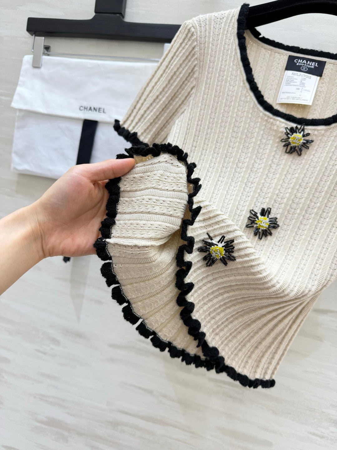 Chanel 2026 Daisy Stitched Knit Short-Sleeve Top Beige Black Cotton 394191