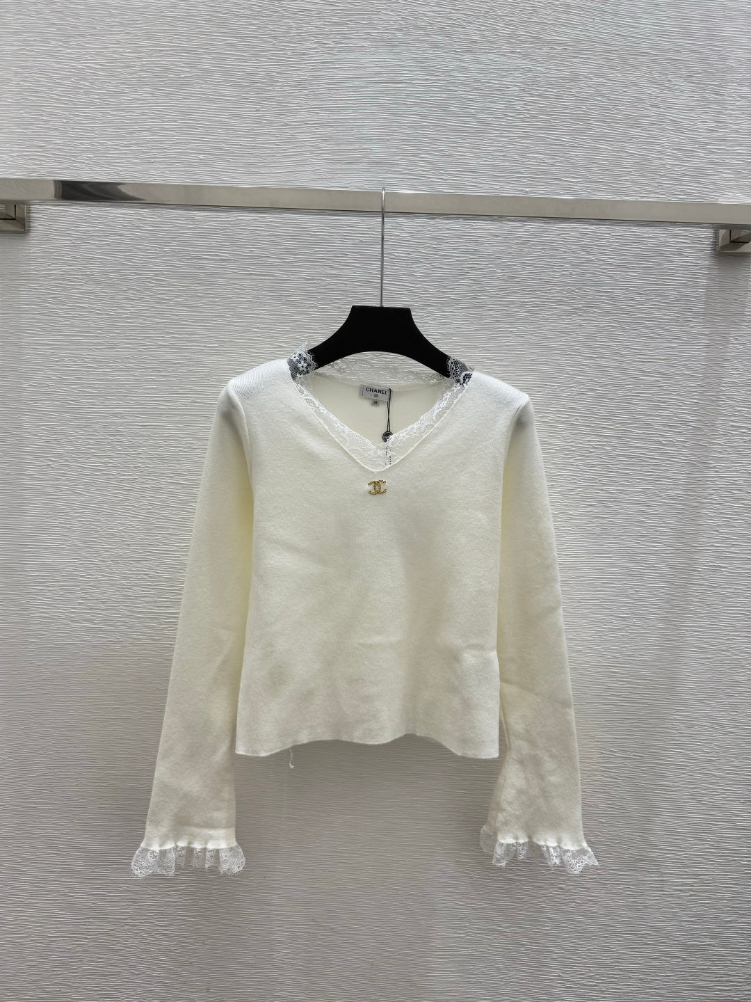CC 26 Long-sleeved Top With Lace Neckline and Cuffs Wool 652456
