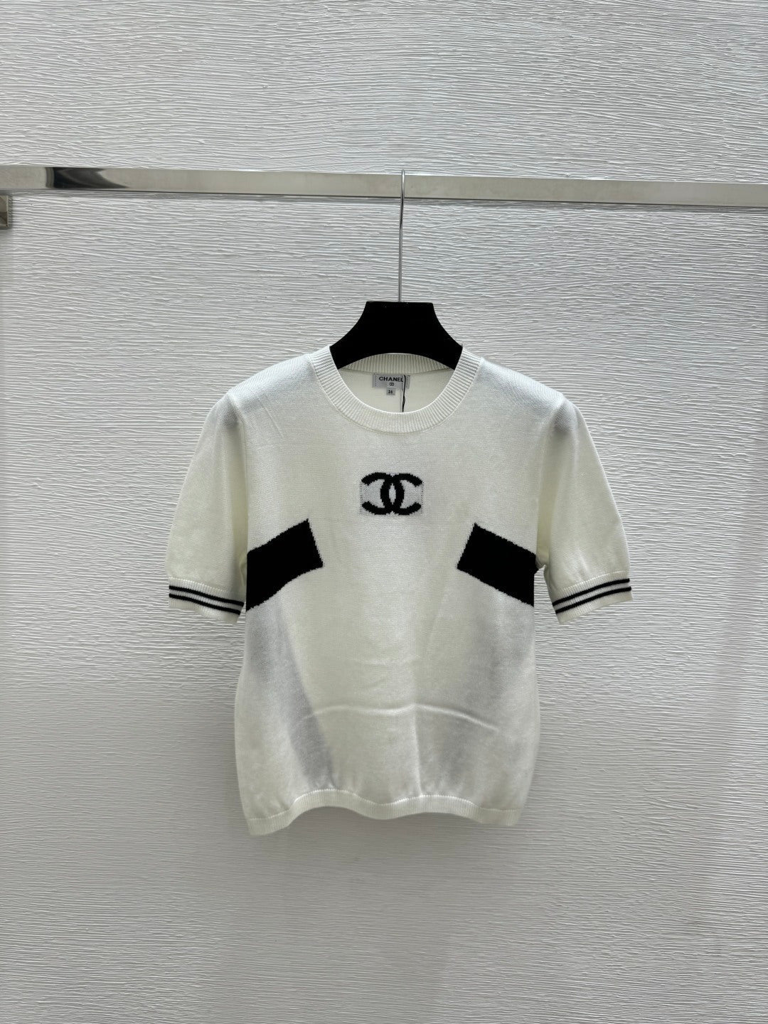 Chanel 2026 Round Neck Knitted Short Sleeve Black and White Wool 150555