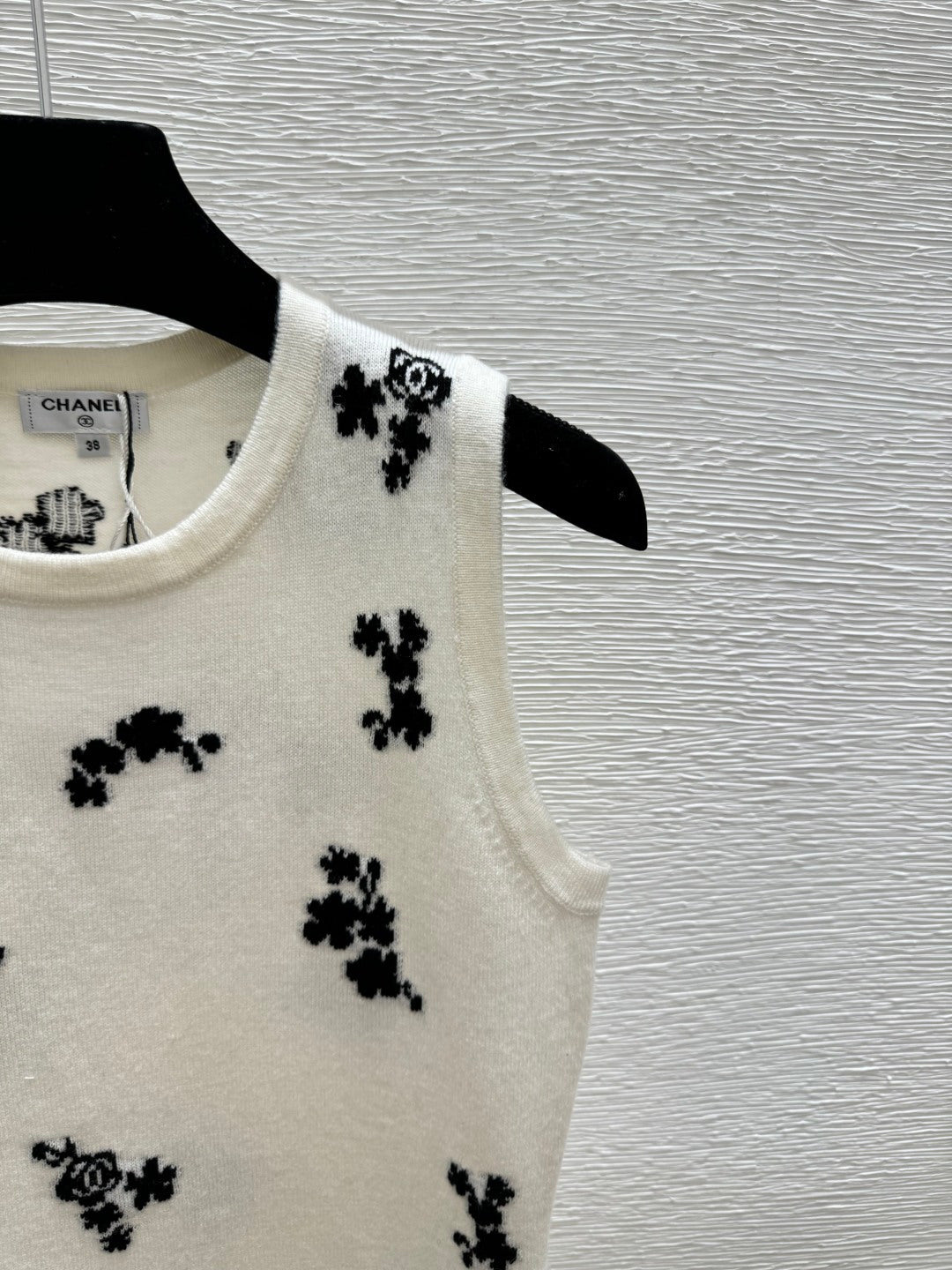 Chanel 2026 Floral Crew Neck Knit Vest Wool 363301