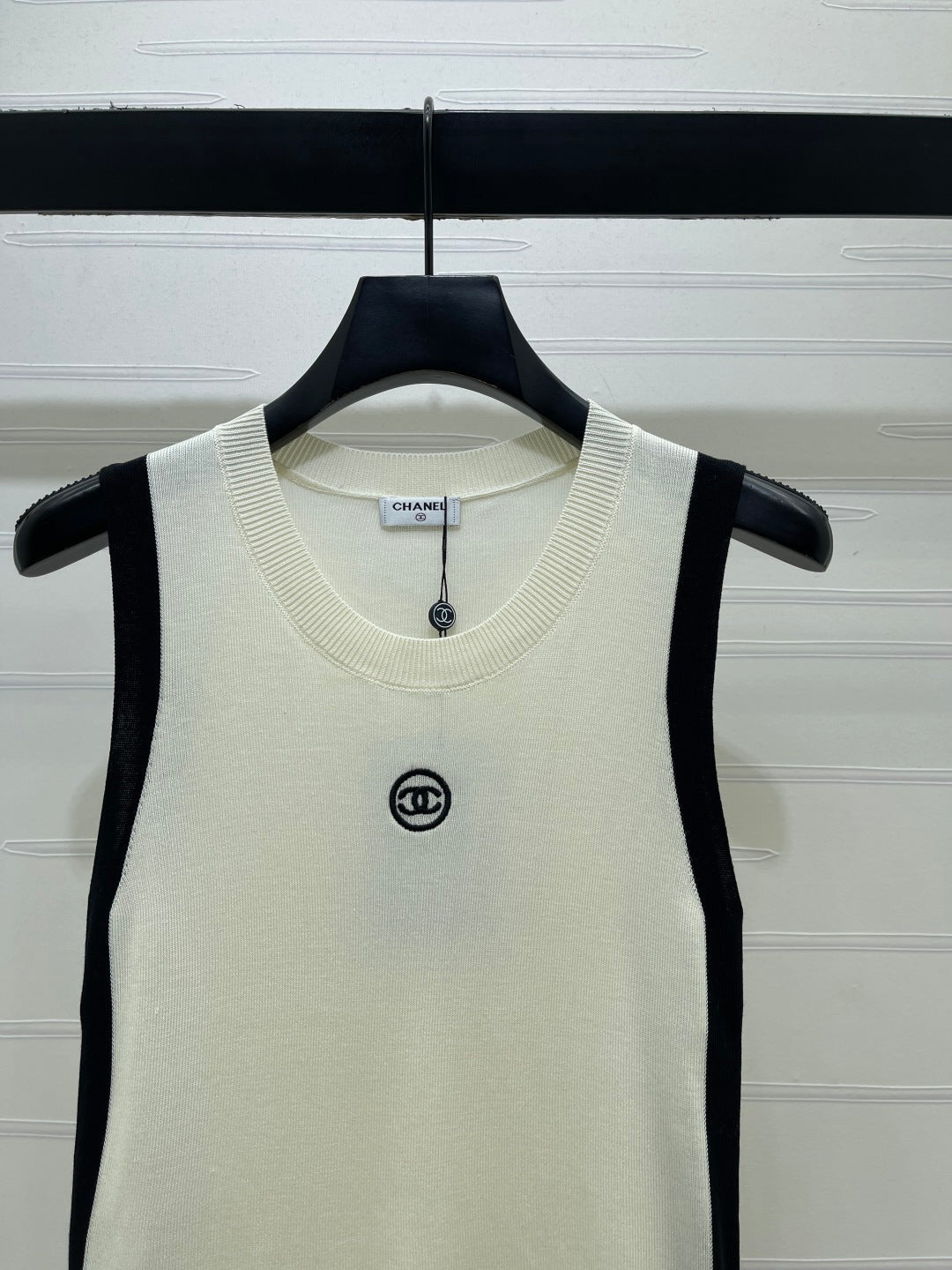 Chanel 2026 Color-blocked Knit Vest Tencel 390651