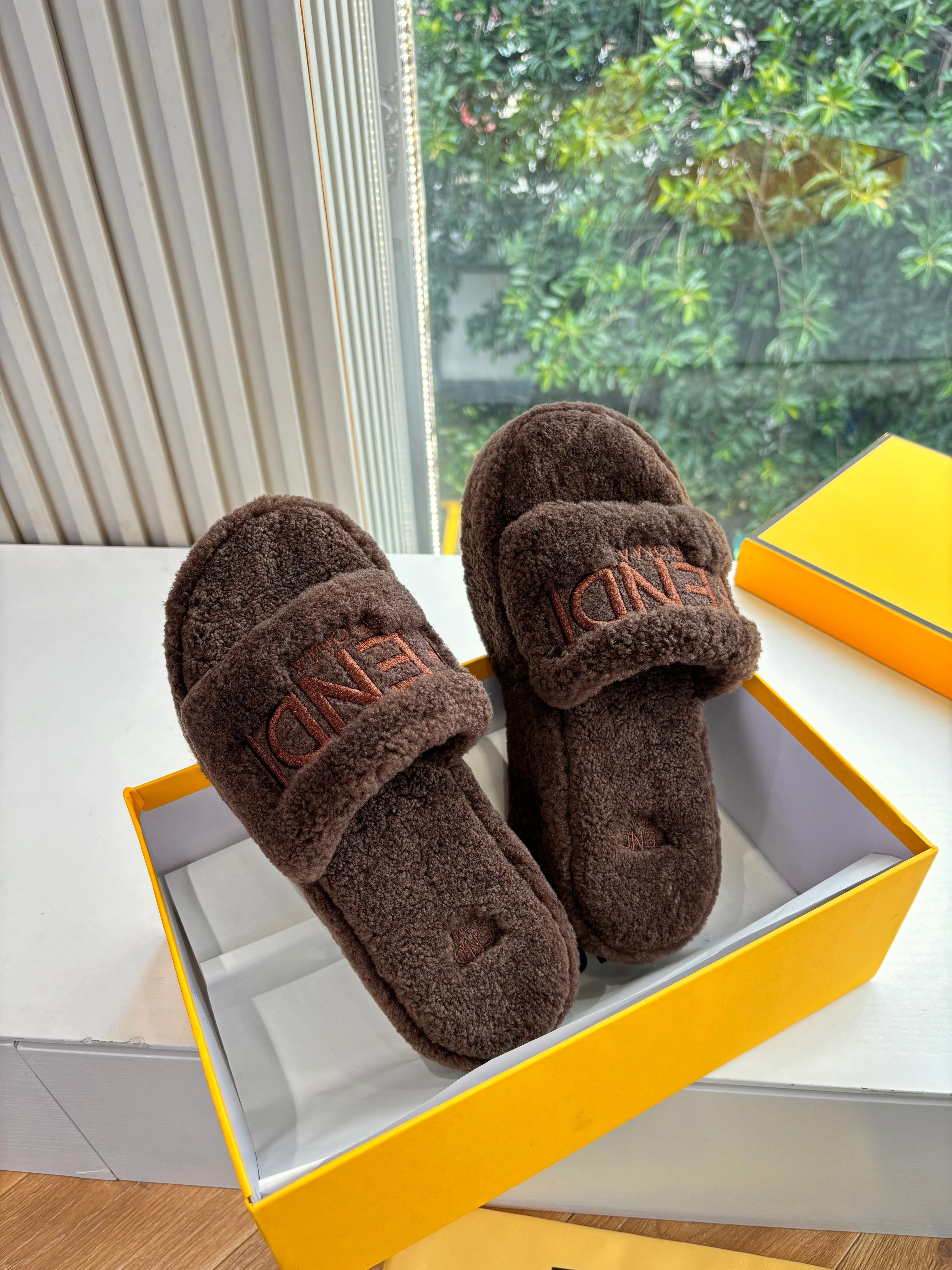 Fendi 25ss slippers dark brown wool 507102