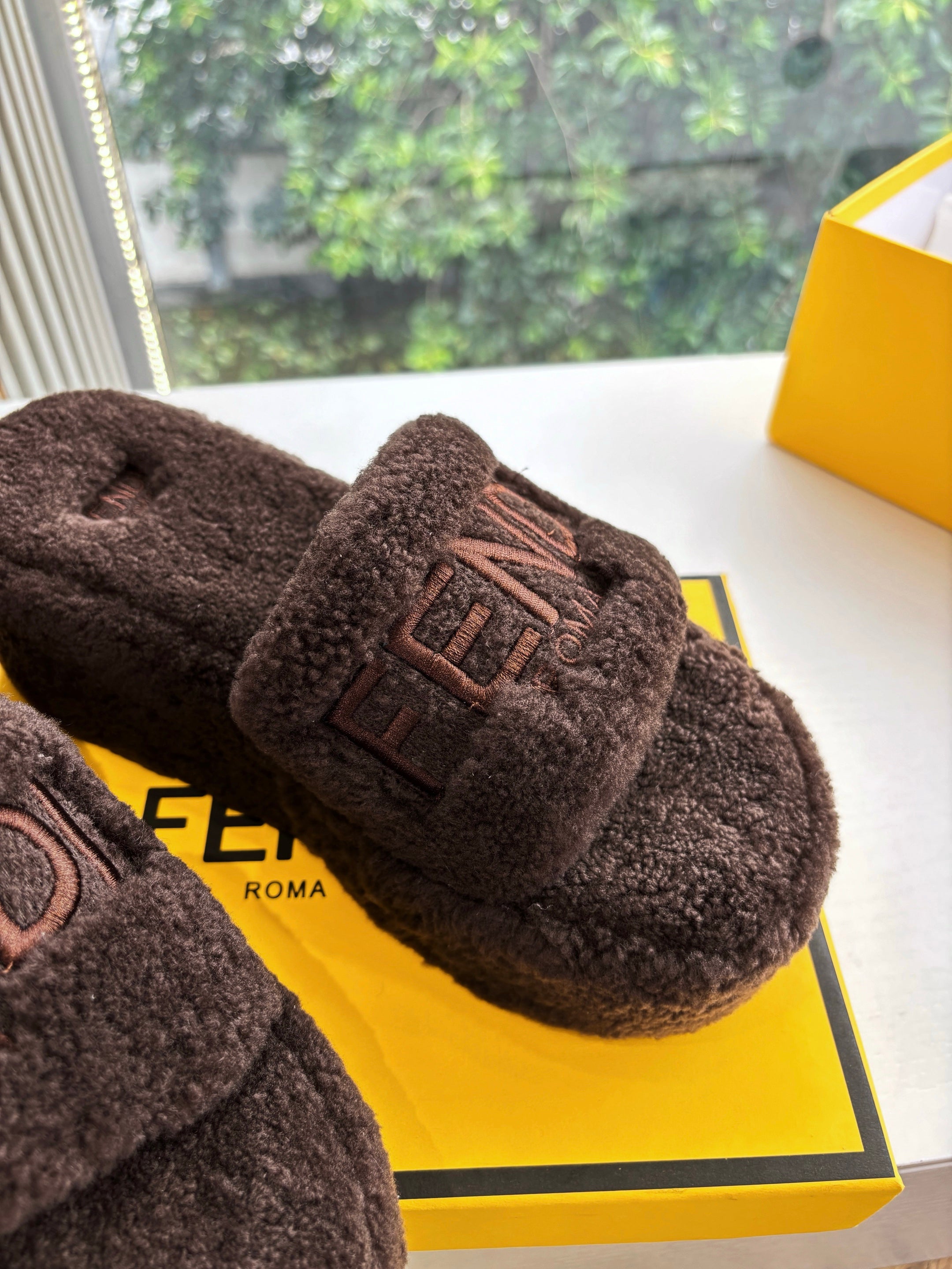 Fendi 25ss slippers dark brown wool 507102