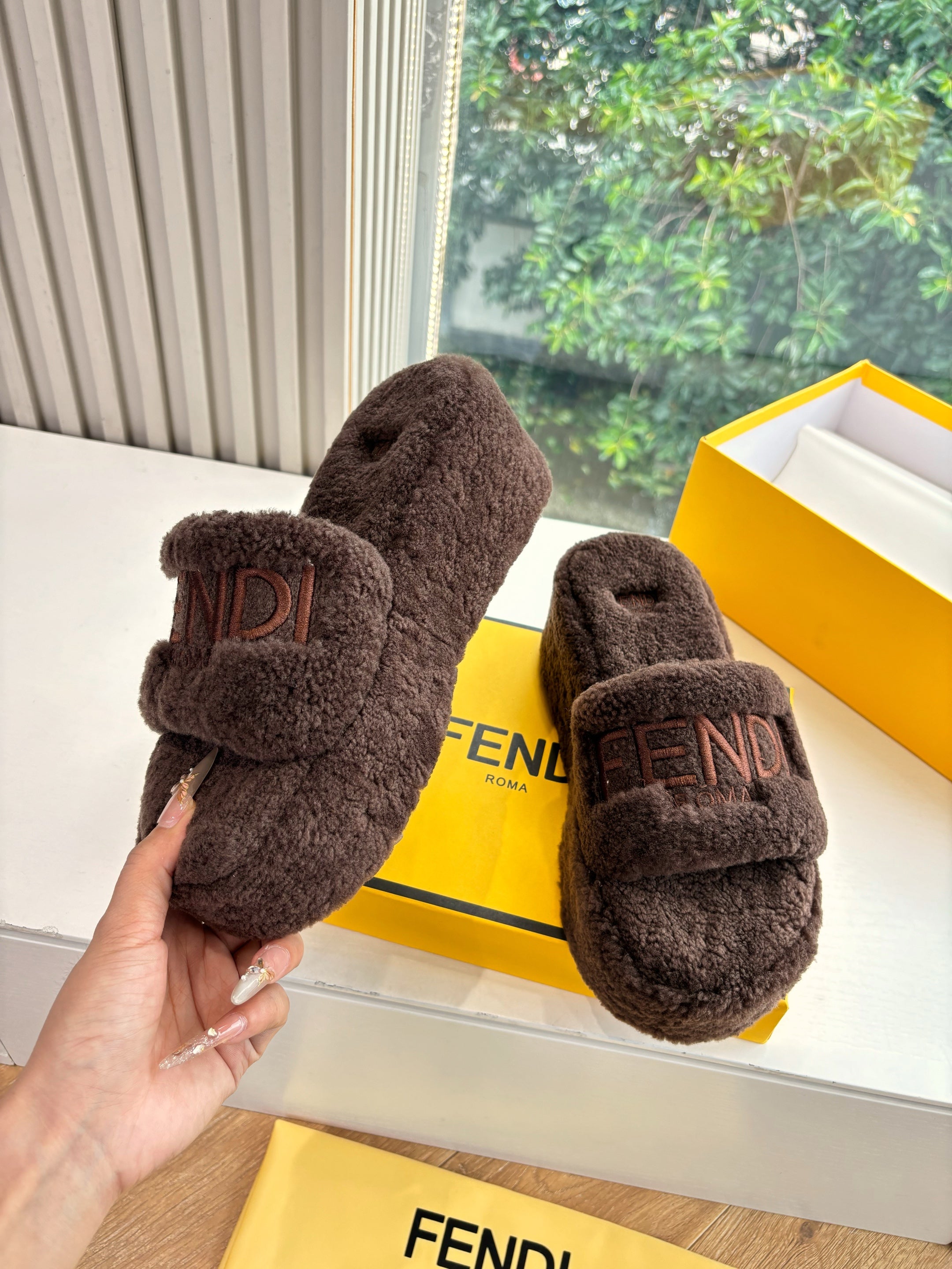 Fendi 25ss slippers dark brown wool 507102