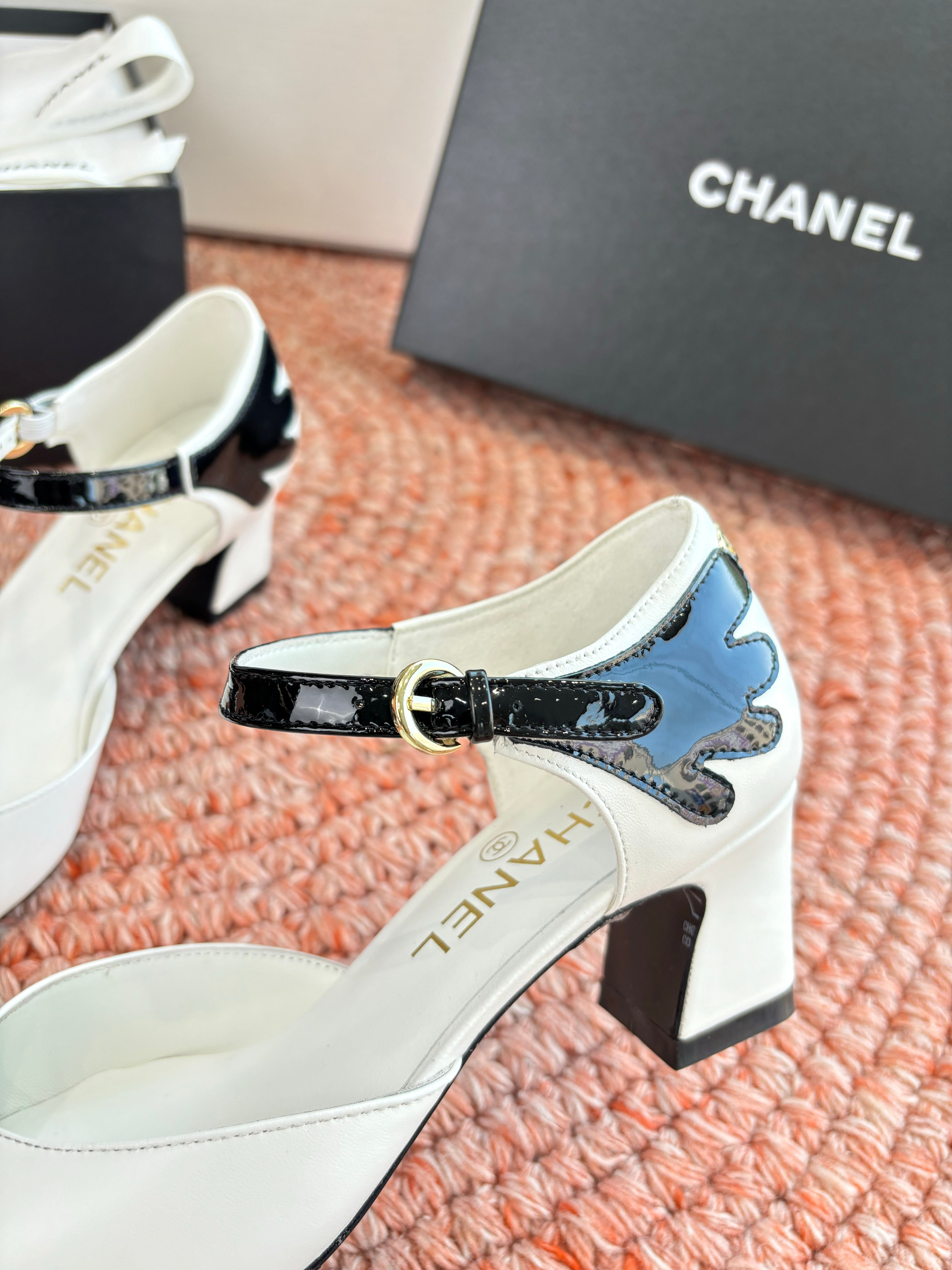 CC 26s Mary Jane Sandals White Black Sheepskin 648192