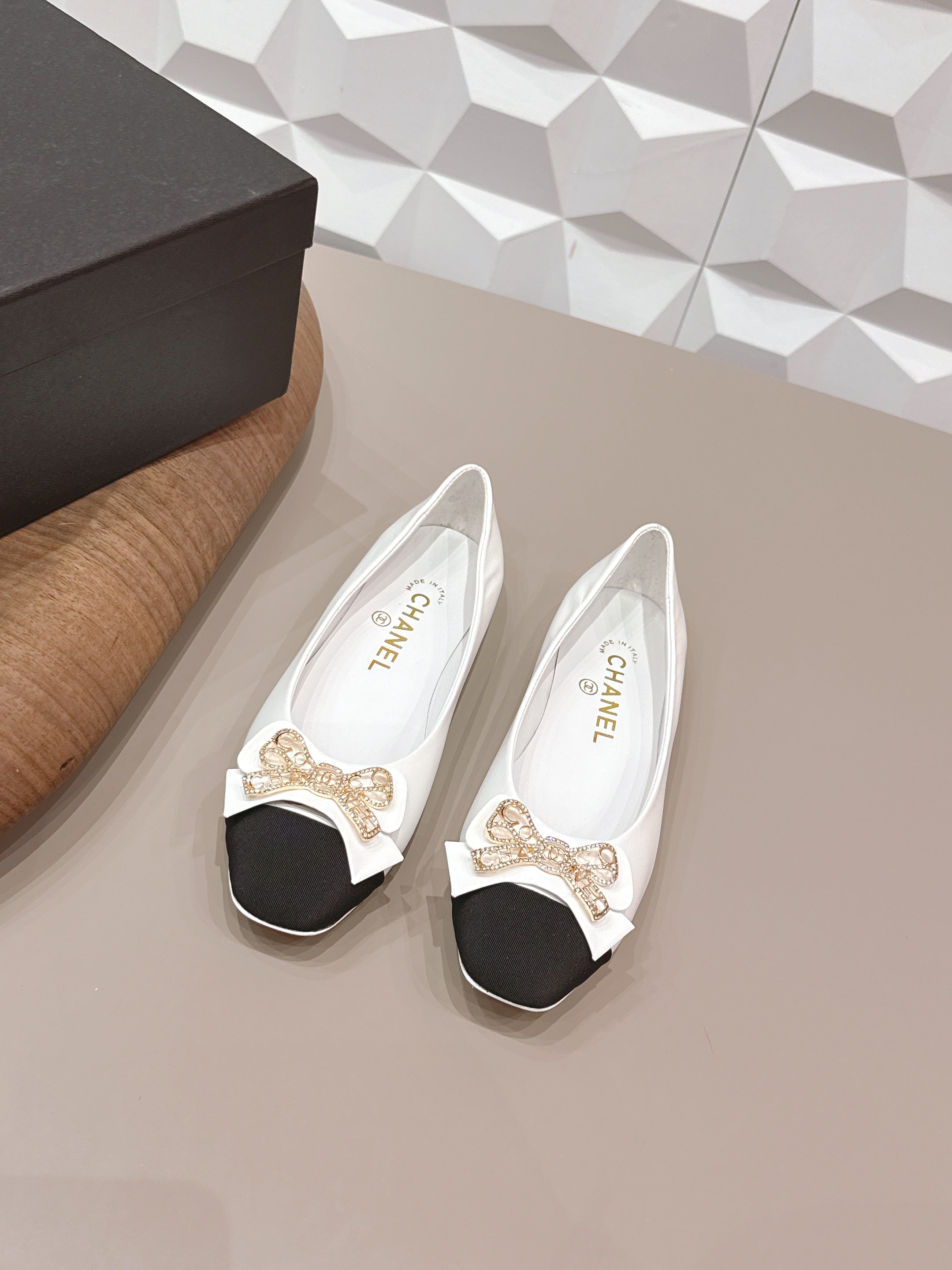CC 26s Ballet Flats White Black Sheepskin 650291