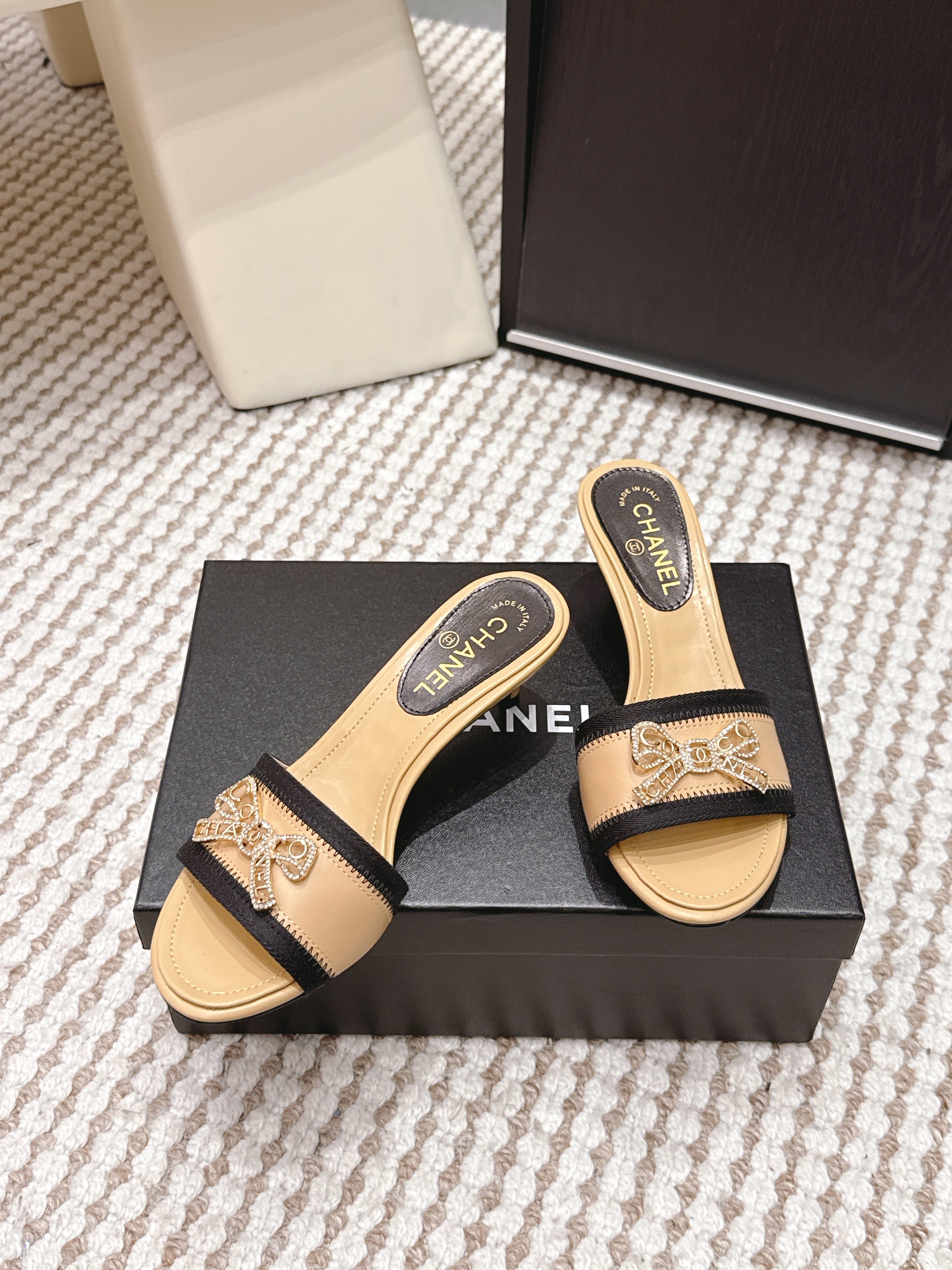 CC 26s Stiletto Sandals 55 Beige Black Leather 652574