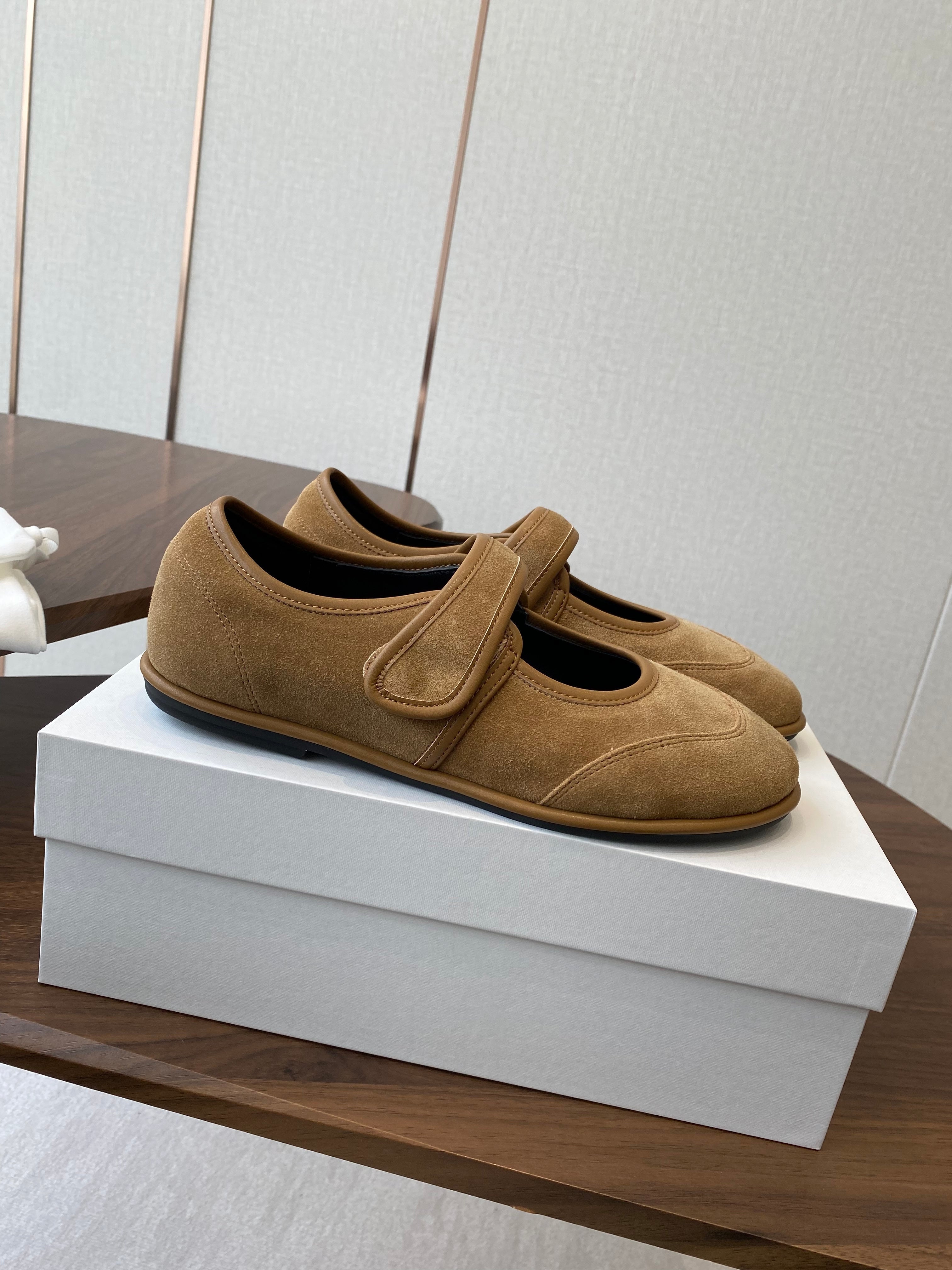 HM  25s Velcro Mary Jane Light Tan Suede