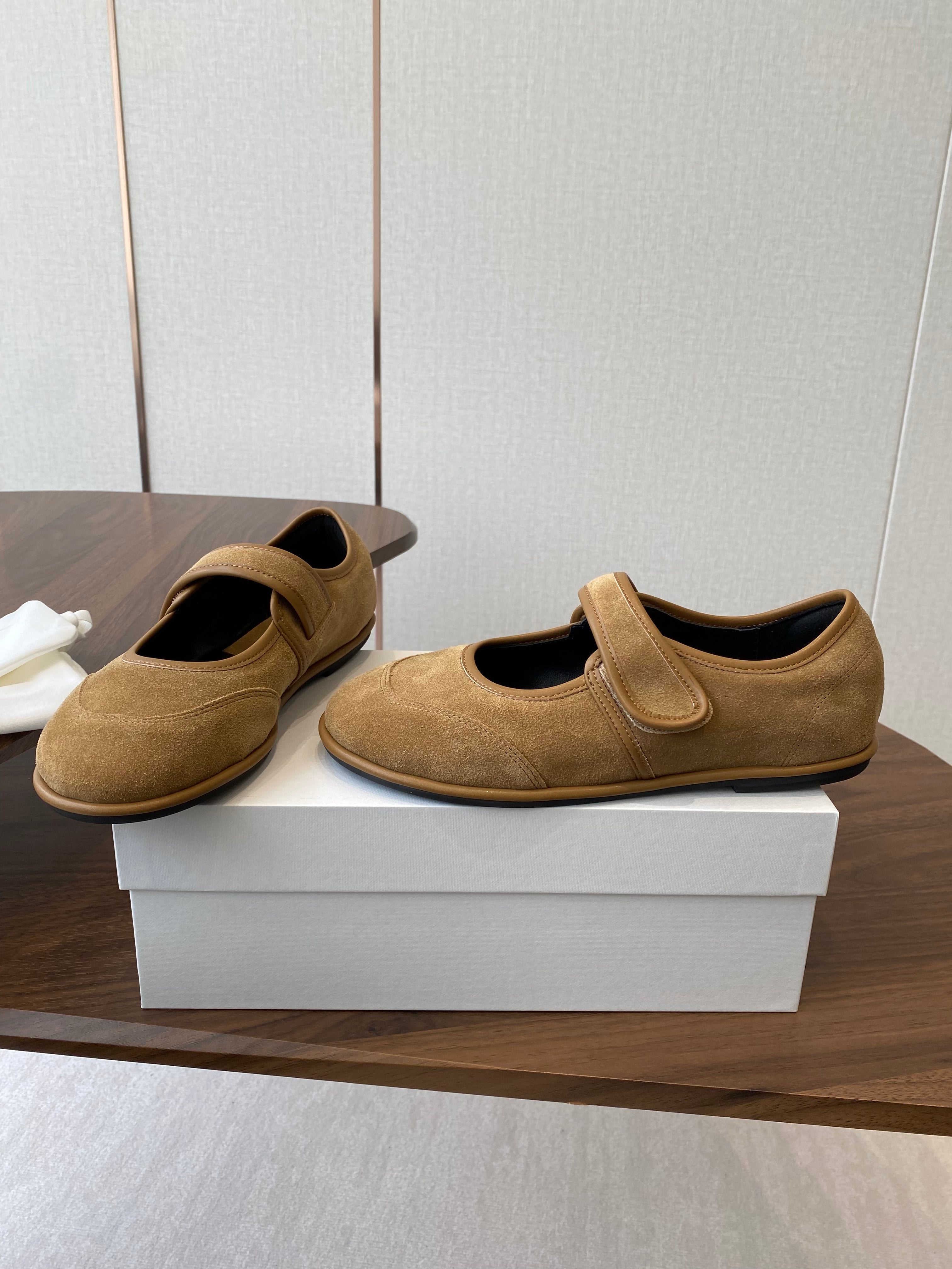 HM  25s Velcro Mary Jane Light Tan Suede