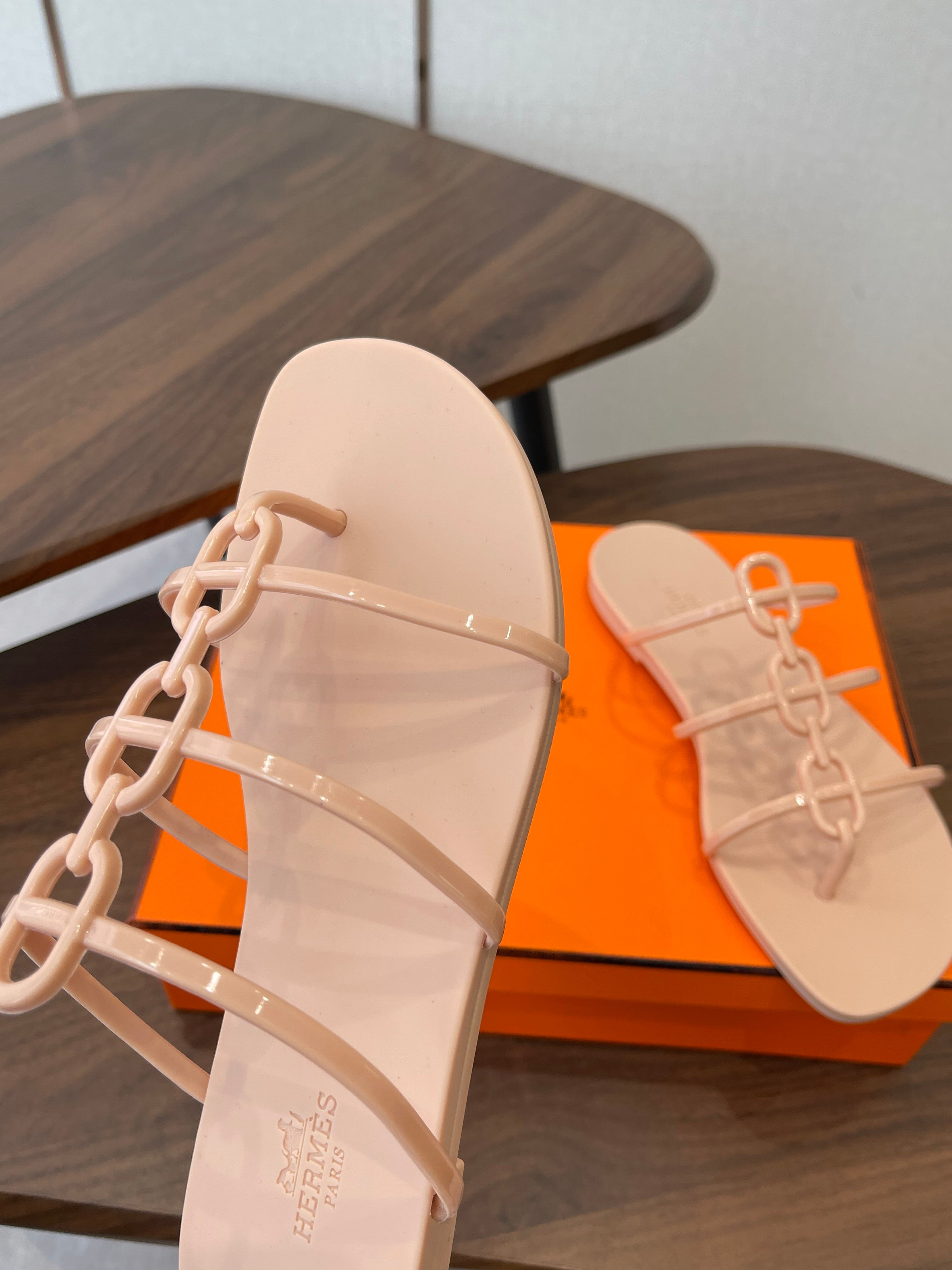HM 26ss Pig Nose Sandals Beige Rubber 624765