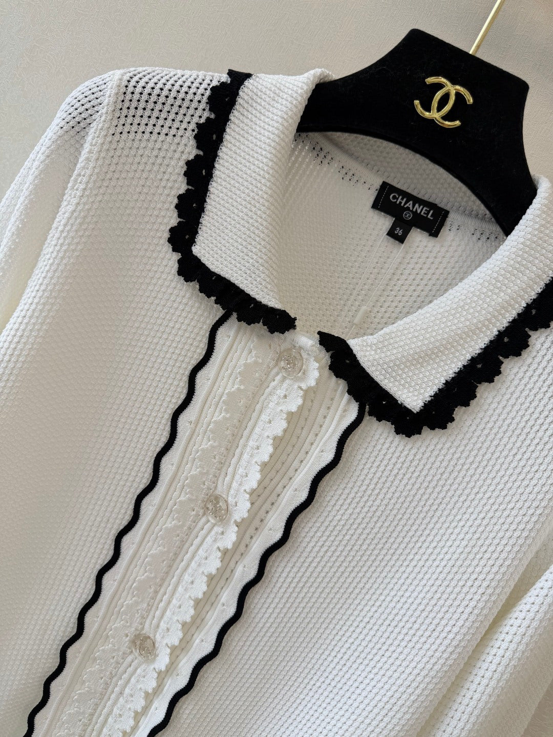 Chanel 2026 Collared Long-sleeved Cardigan Wool 422940